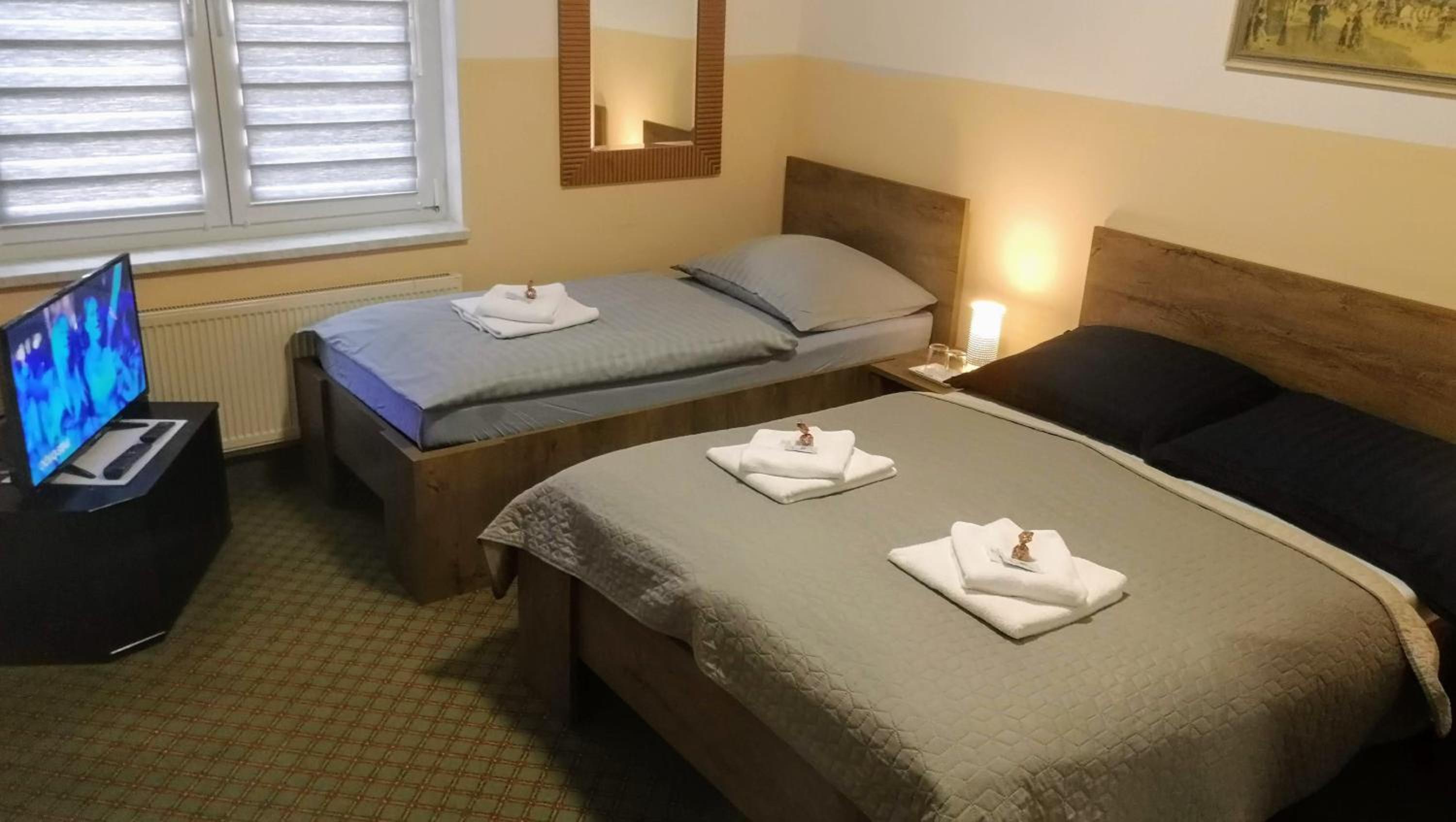 Economy Triple Room photo 3