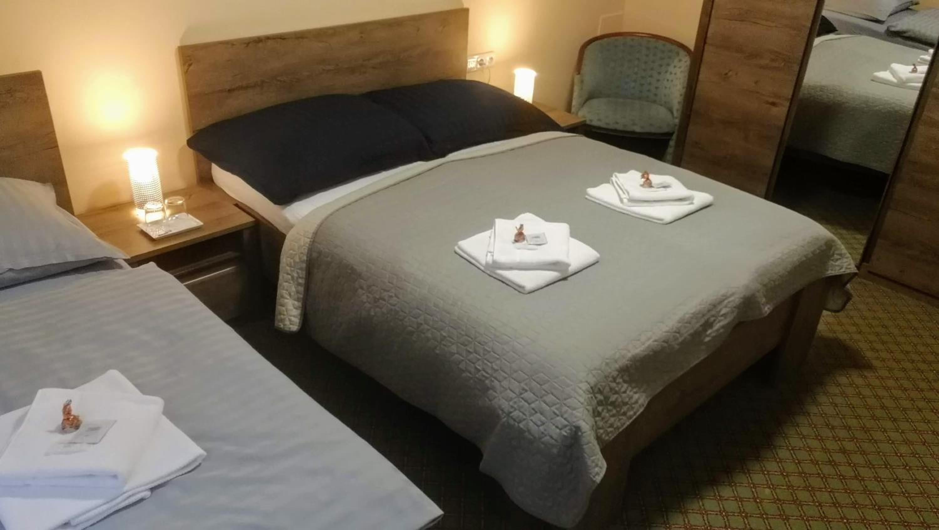 Economy Triple Room photo 2