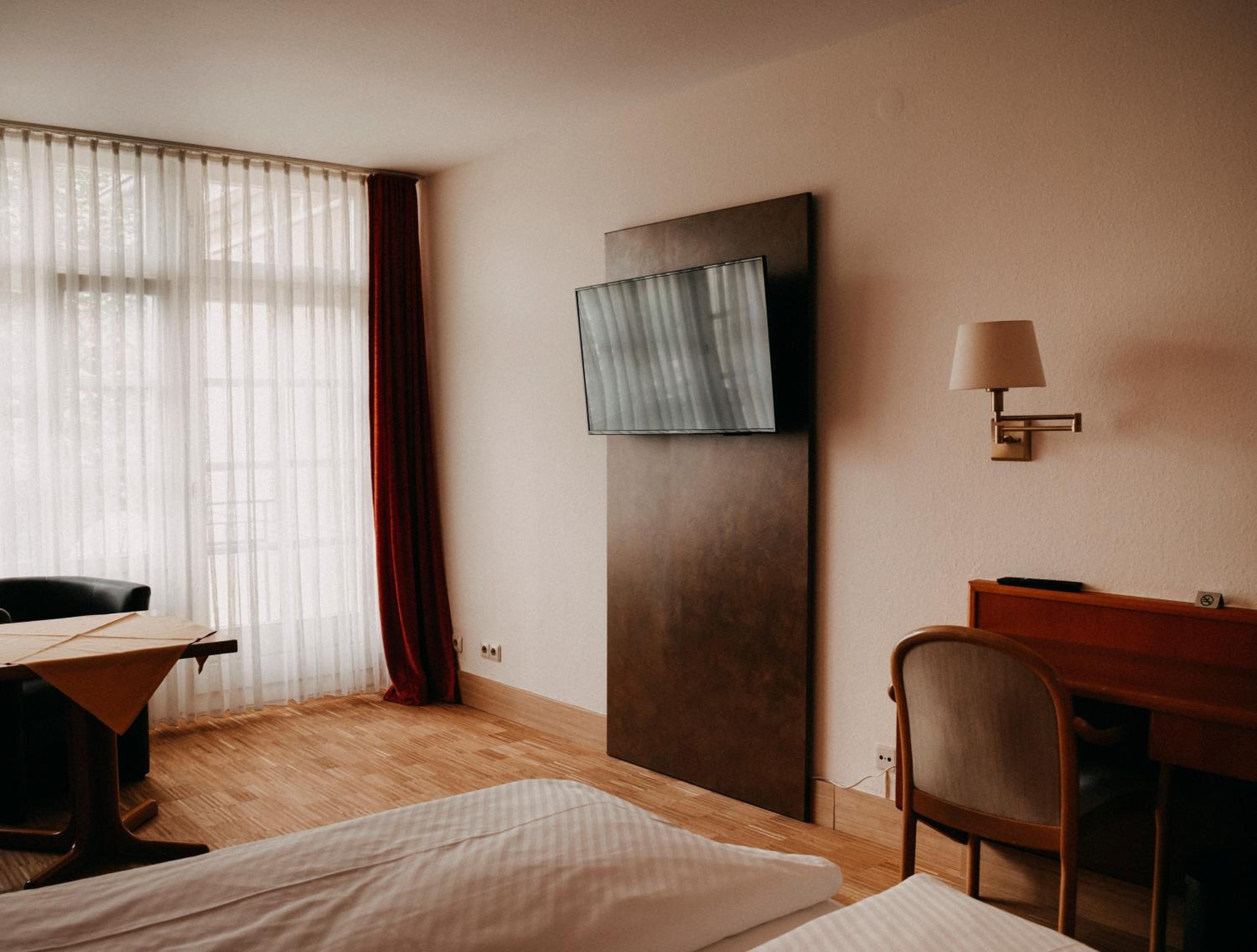 Deluxe Double Room with Balcony - Photo 4