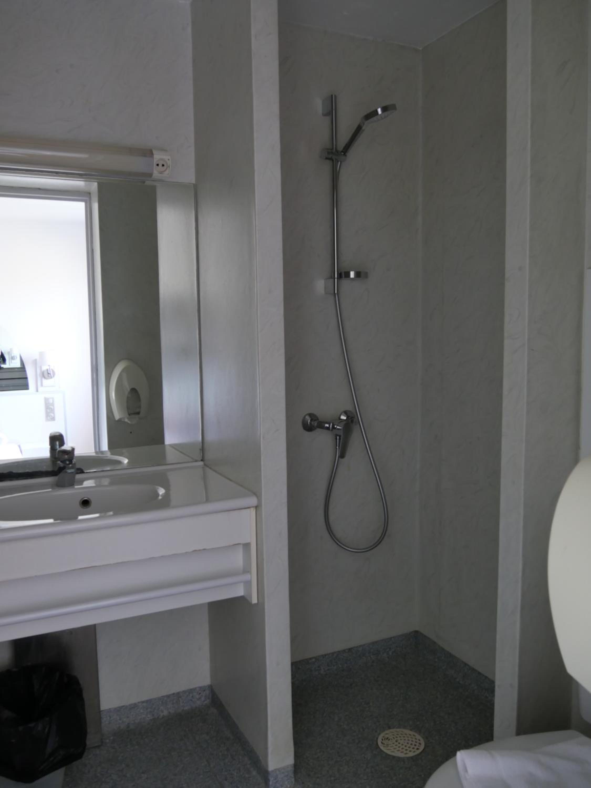 Standard Double Room - Photo 9