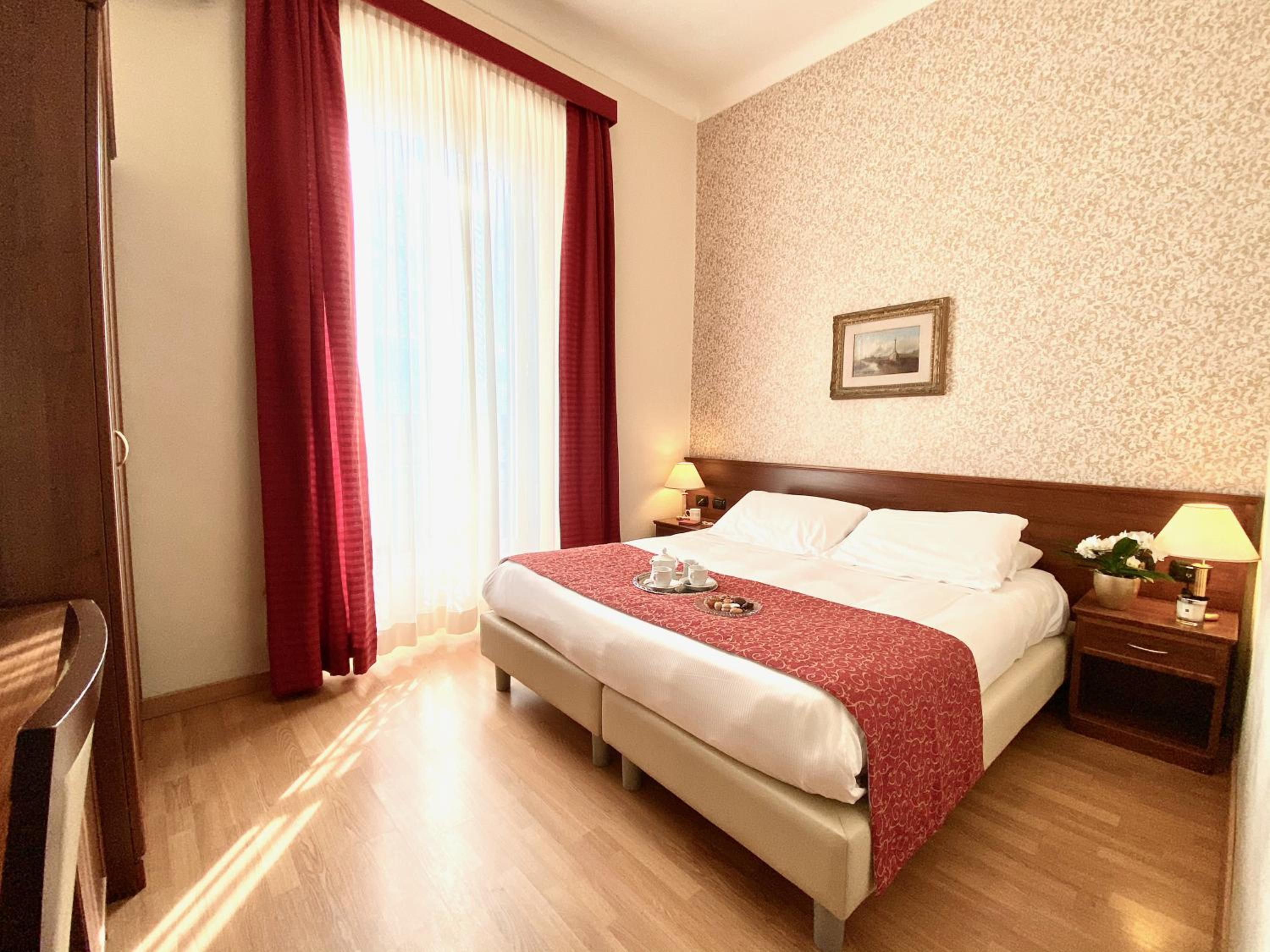 Standard Double Room - Photo 9