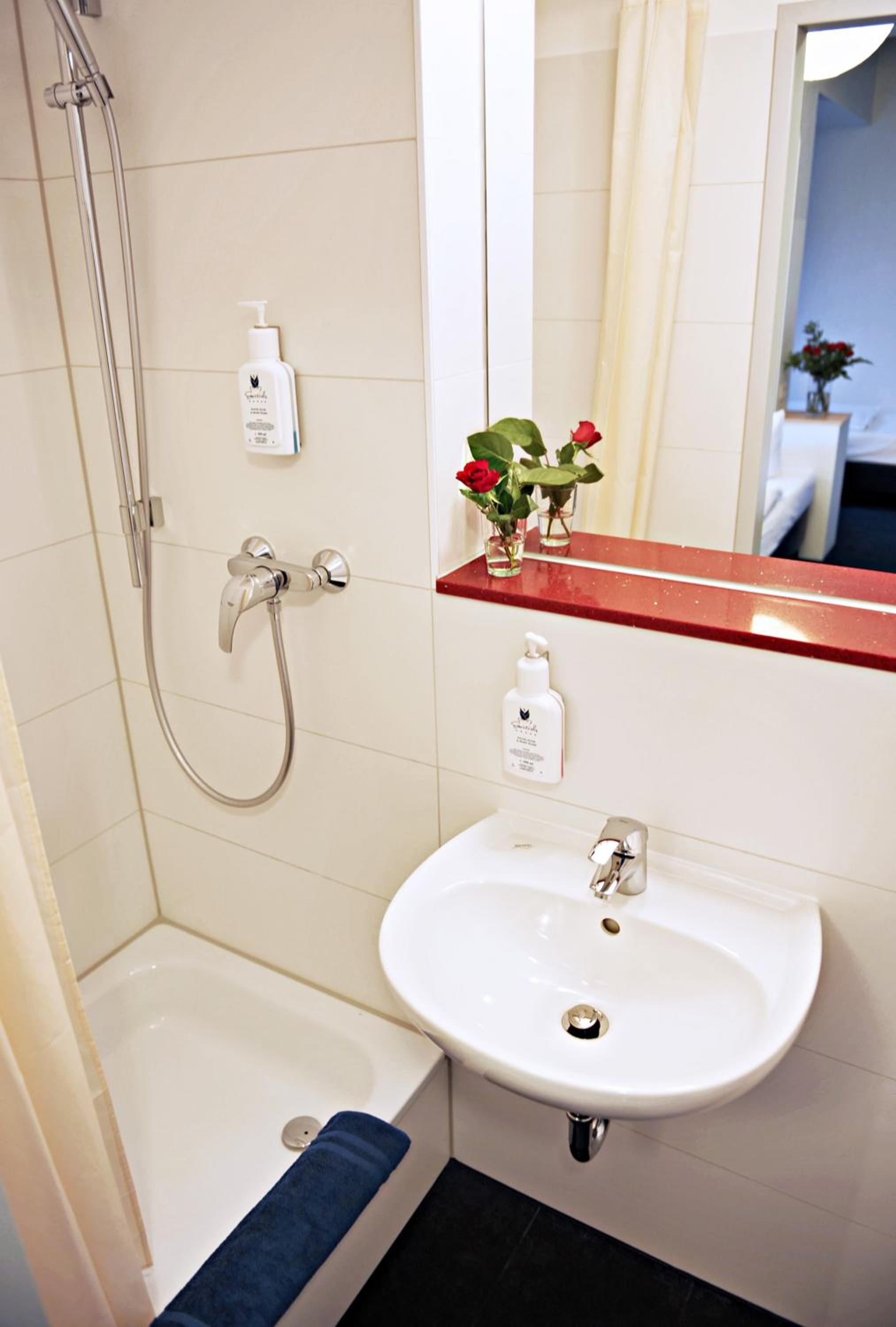 Family Room with Private Bathroom photo 2