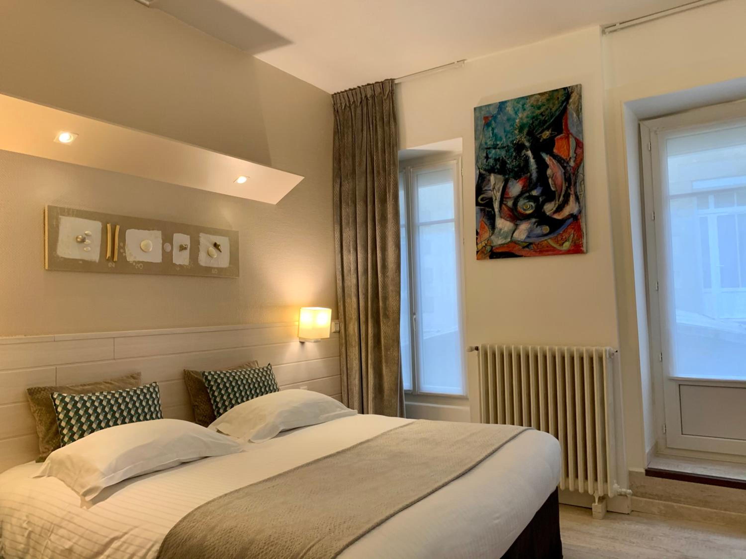 Deluxe King Room with One king Bed and One Single Bed - Non-Smoking photo 2
