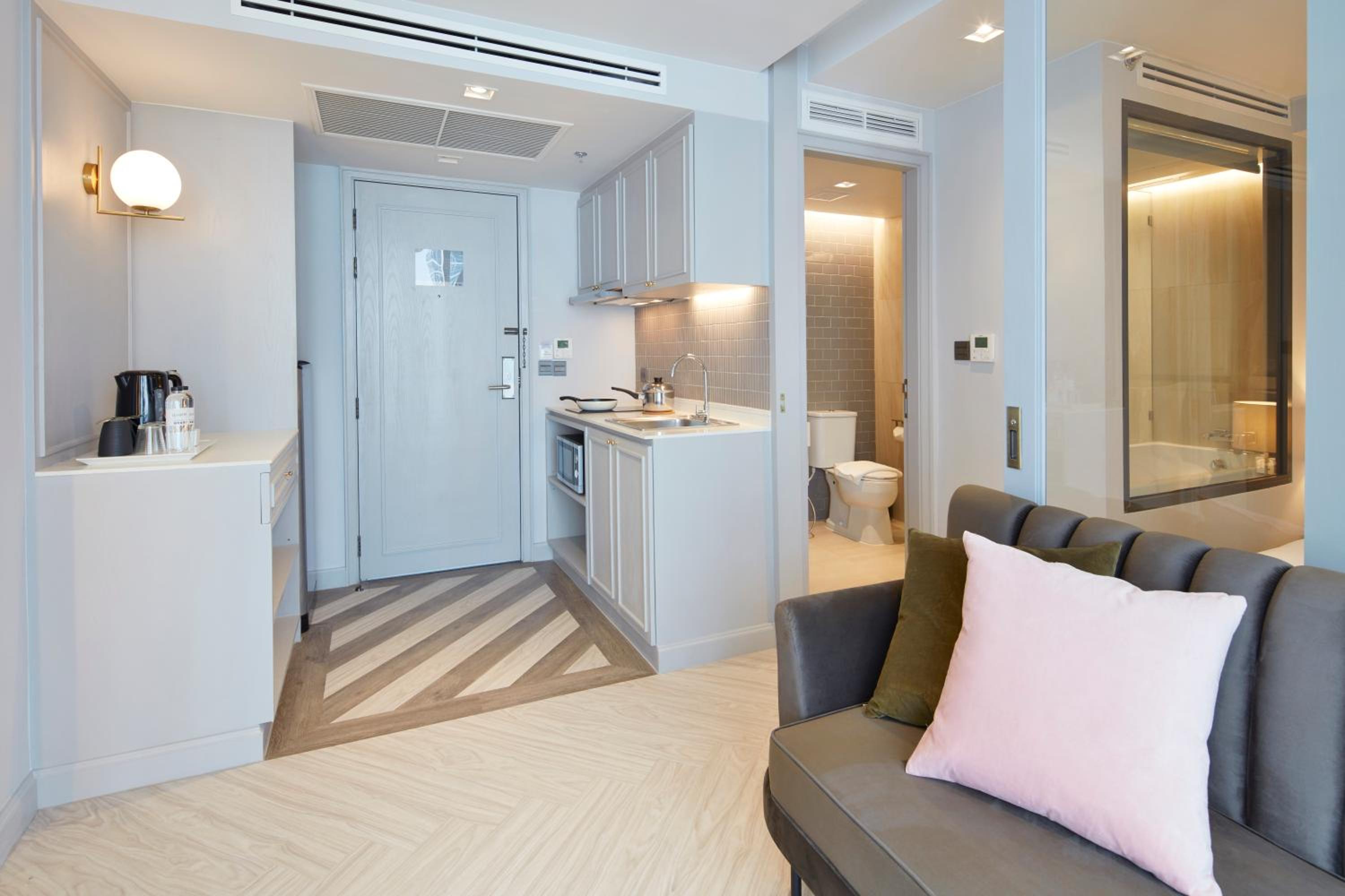 One-Bedroom Suite with Bathtub photo 3