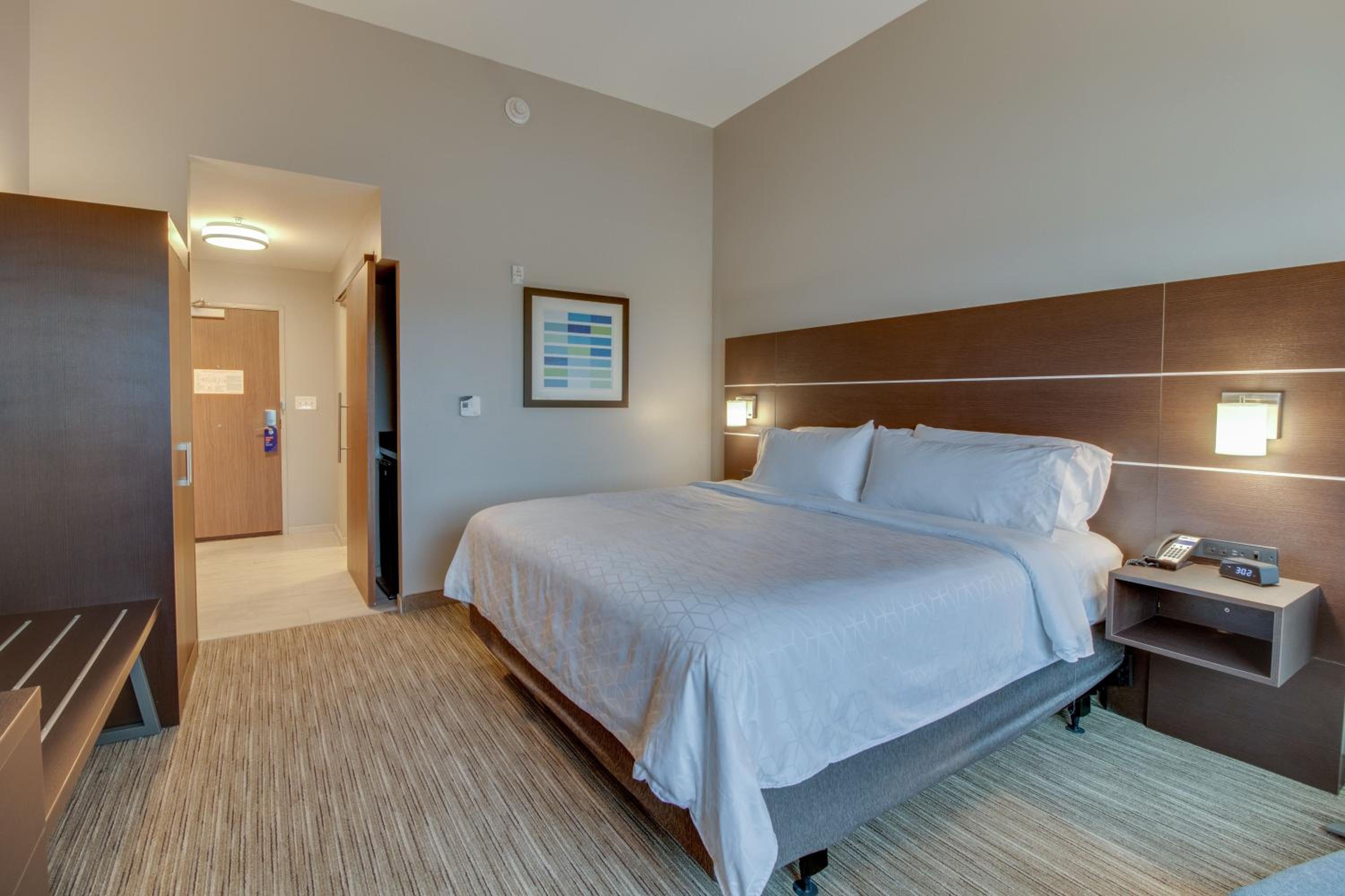 Standard King Room with Roll-in Shower - Mobility Accessible - Photo 3