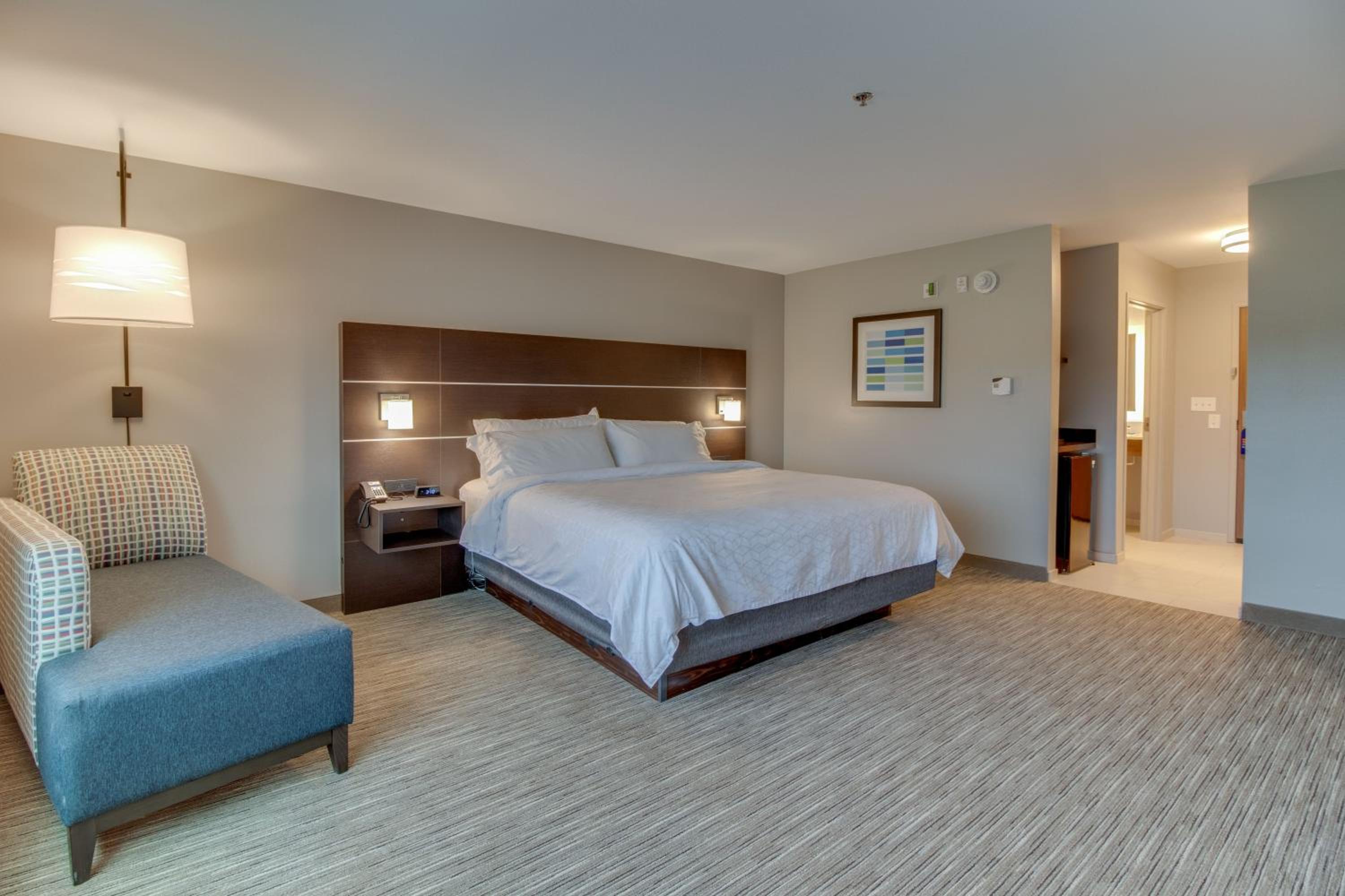 Standard King Room - Photo 7