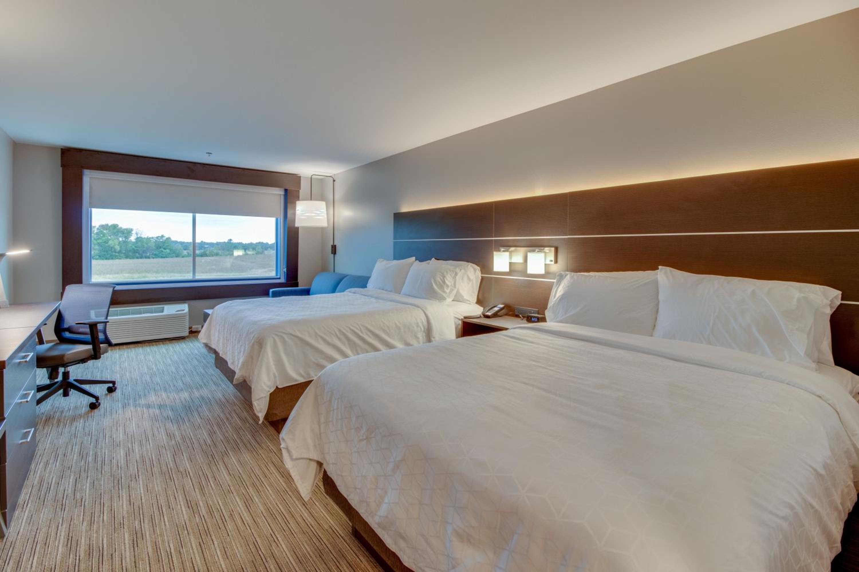 Suite with Two Queen Beds - Photo 3