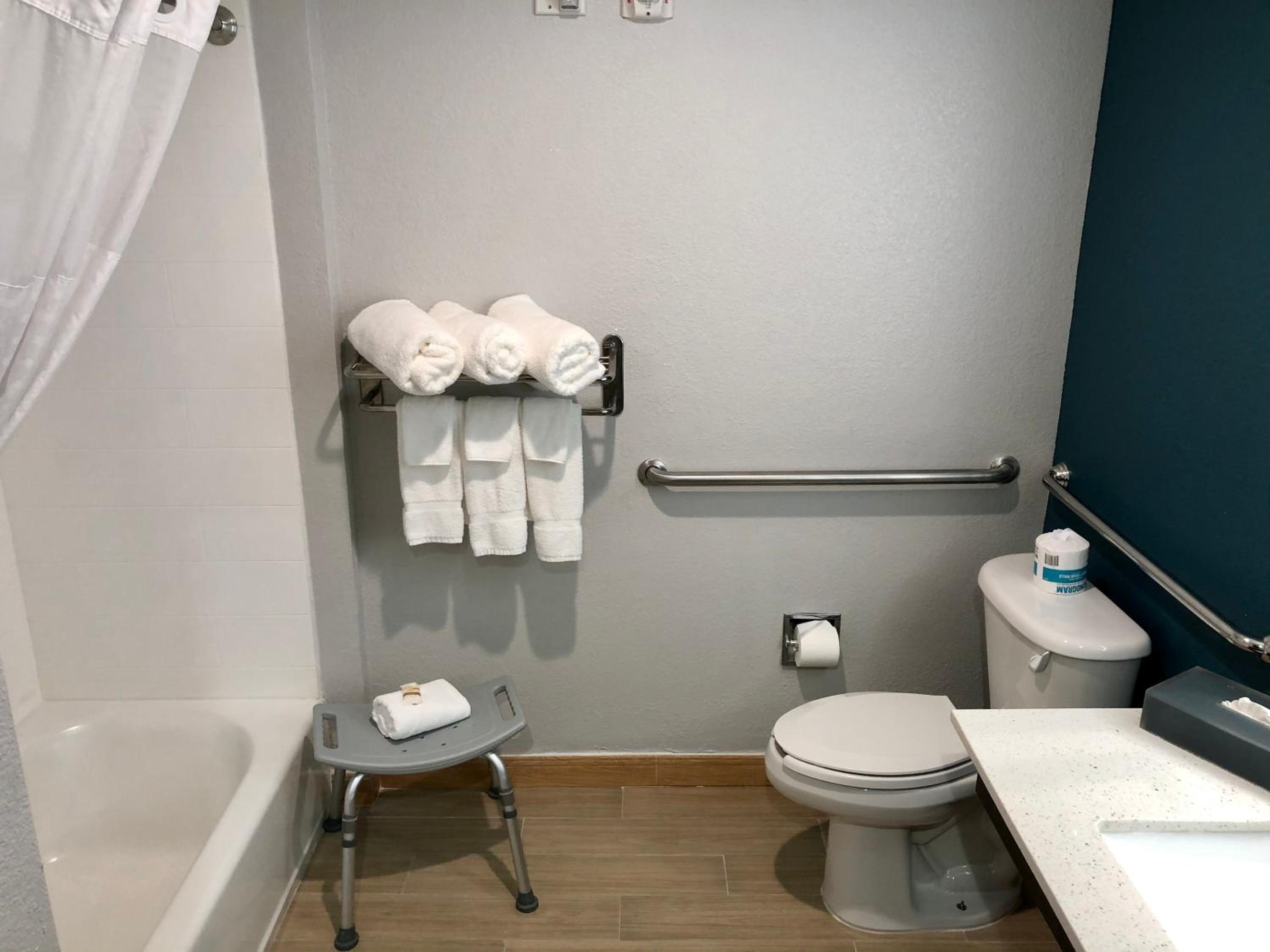 Queen Room with Two Queen Beds - Mobility Access/Non-Smoking - Photo 6
