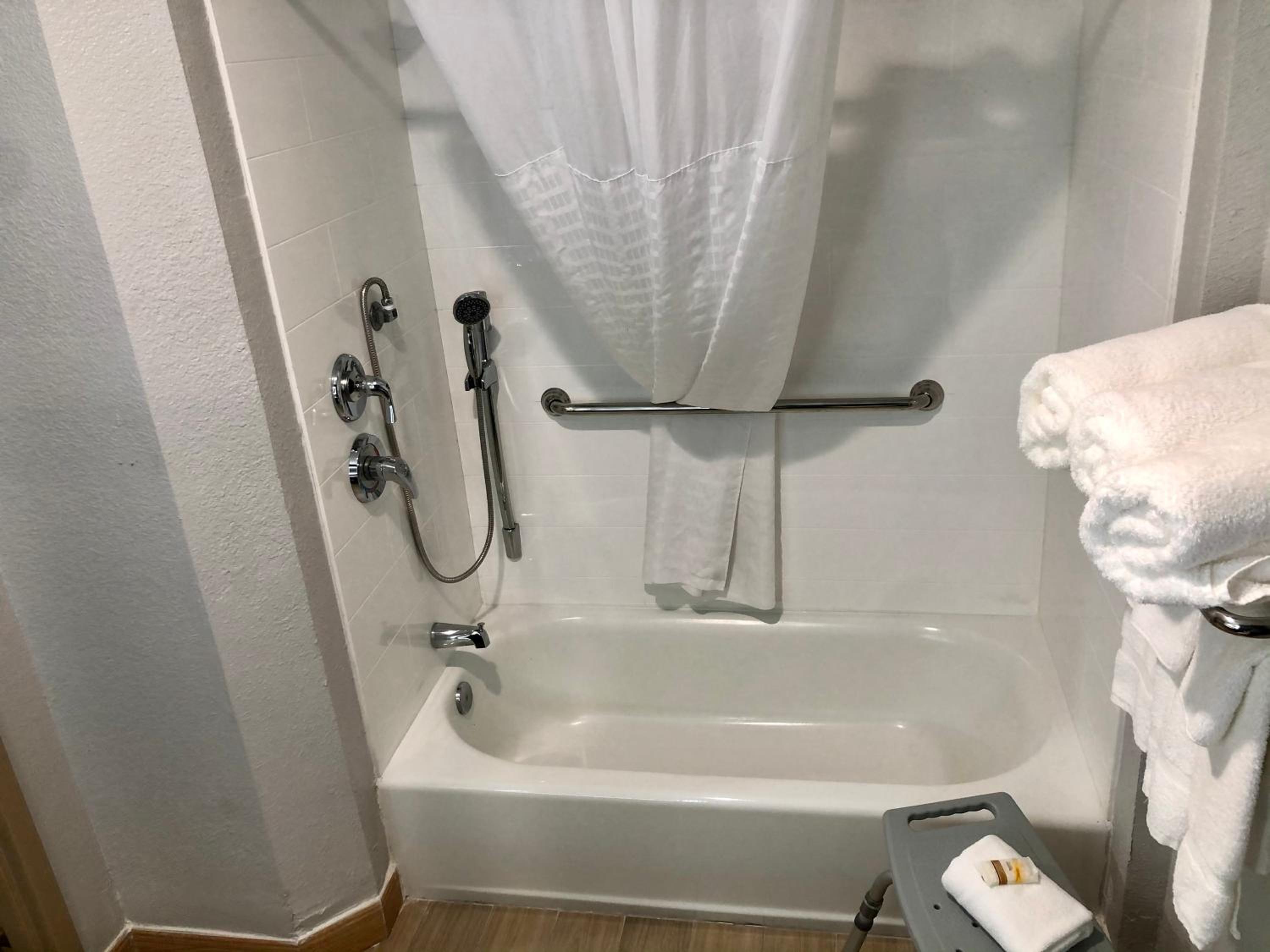 Queen Room with Two Queen Beds - Mobility Access/Non-Smoking - Photo 4