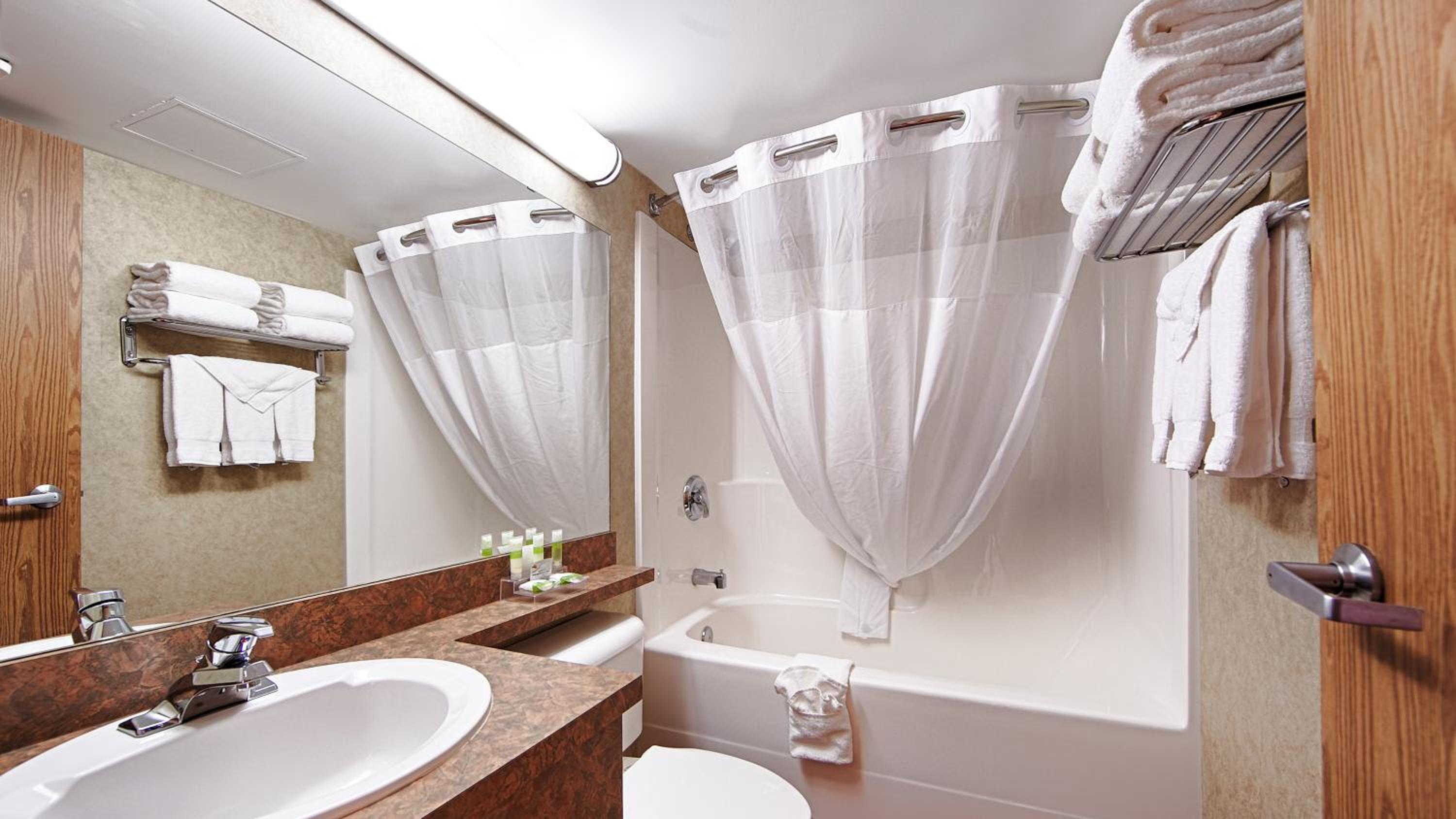Queen Suite with Kitchenette - Non-Smoking - Photo 2