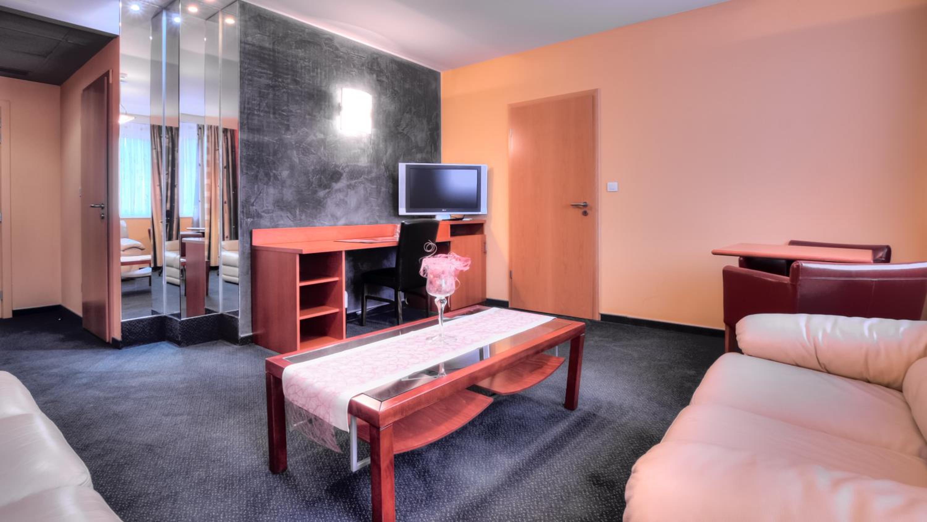 Suite (2 Adults) - Photo 8