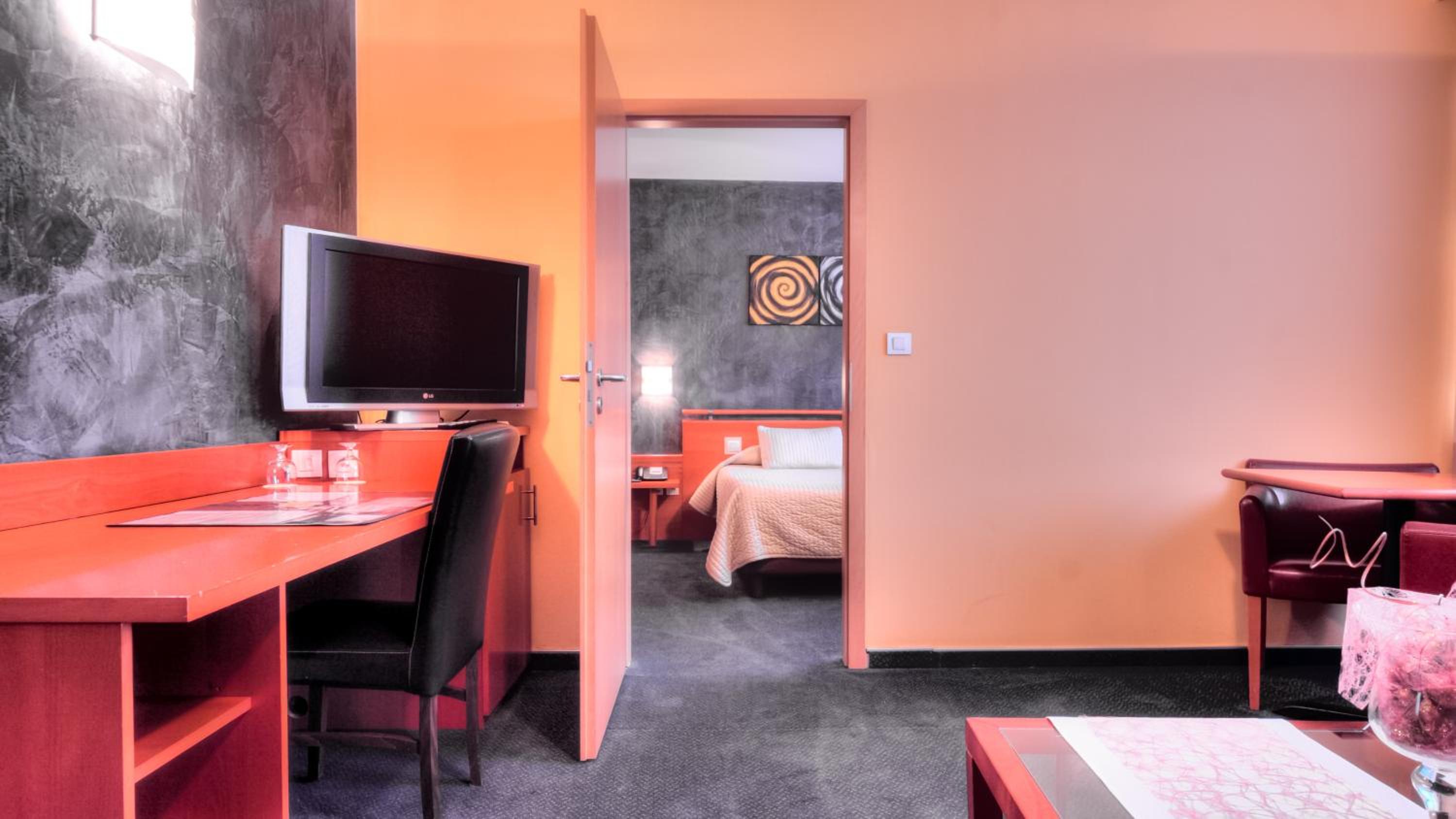 Suite (2 Adults) - Photo 6