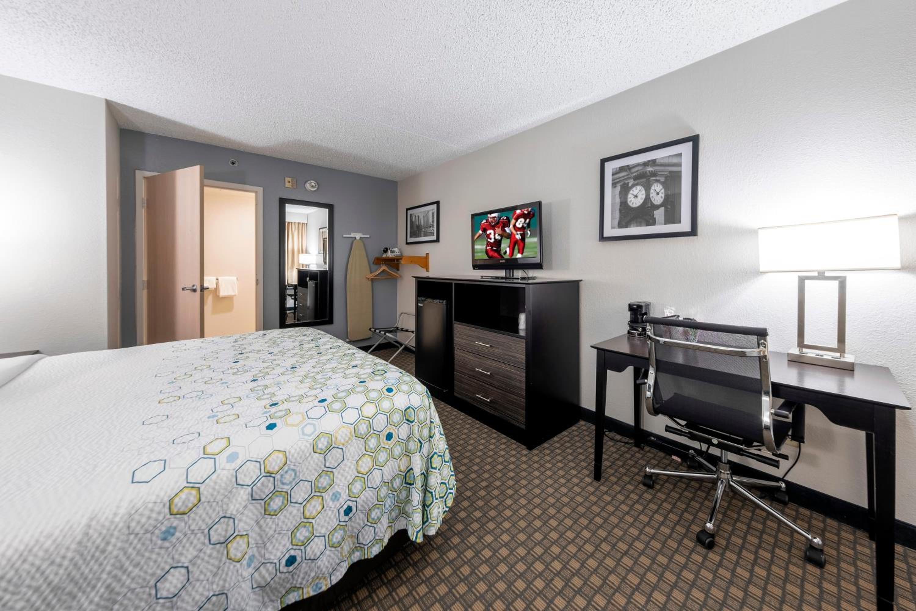  Standard King Room with Microwave & Refrigerator Disability Access Non-Smoking photo 3