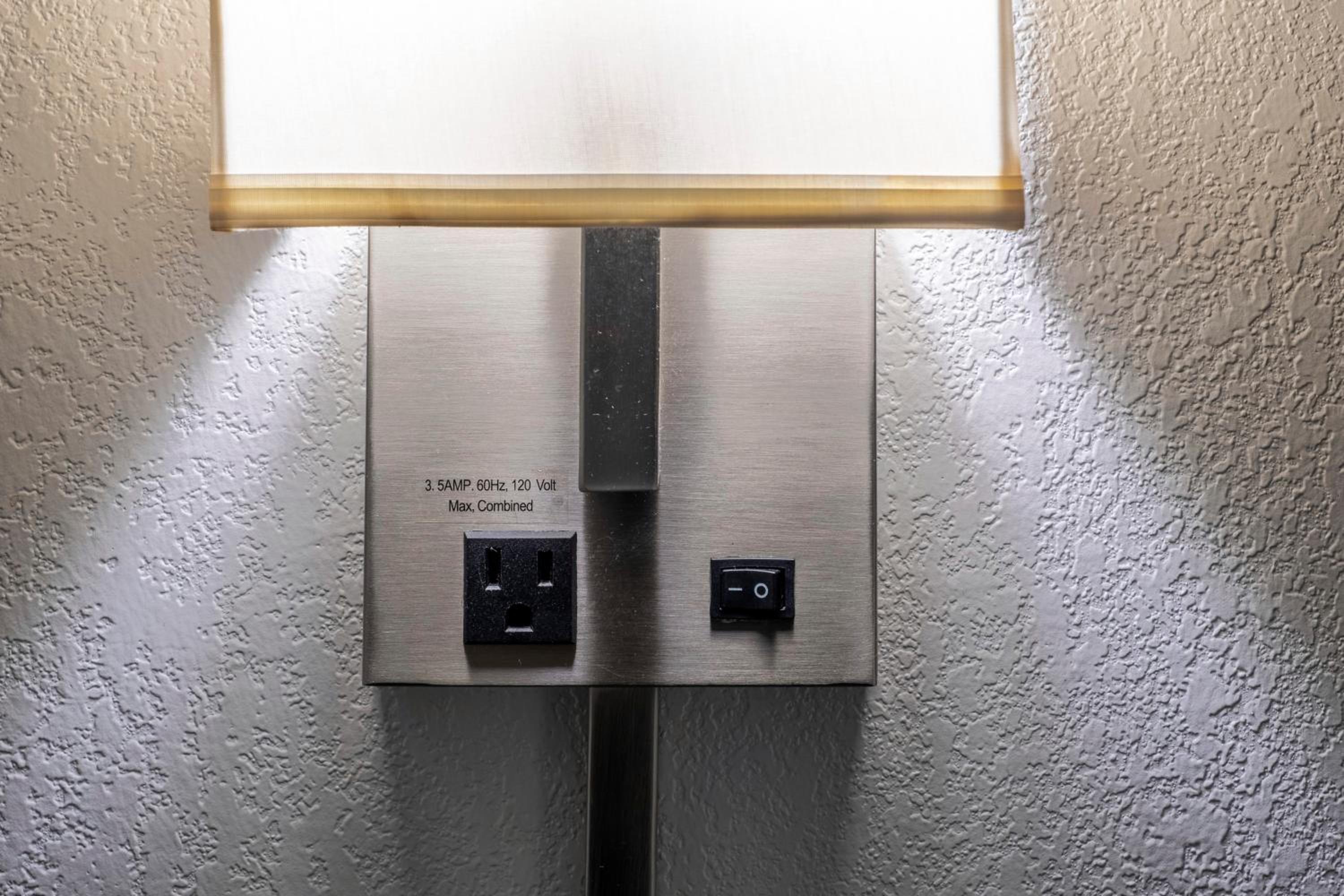 Standard King Room with Microwave & Refrigerator Non-Smoking - Photo 6
