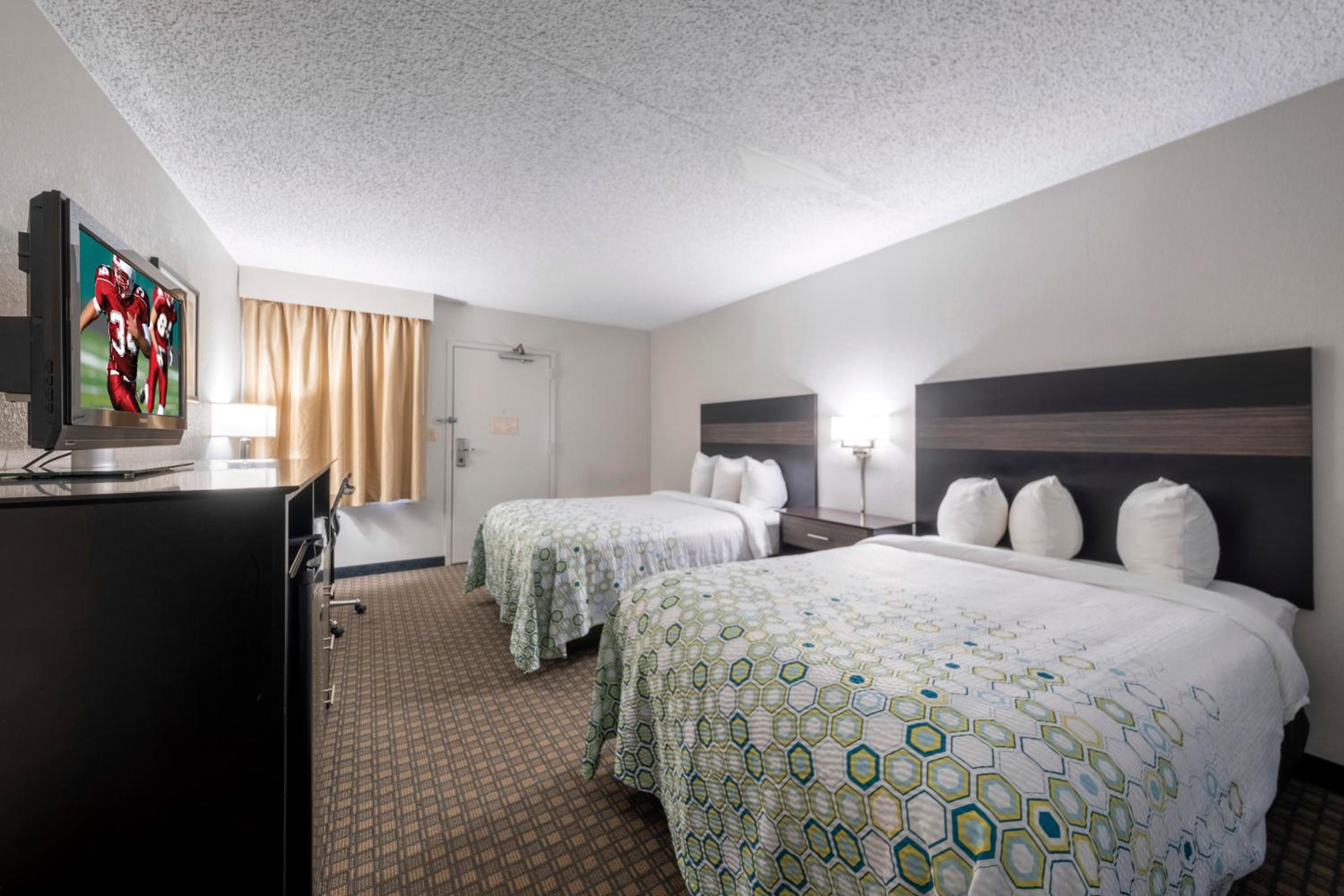 Standard Room with Two Double Beds with Microwave & Refrigerator Non-Smoking - Photo 1