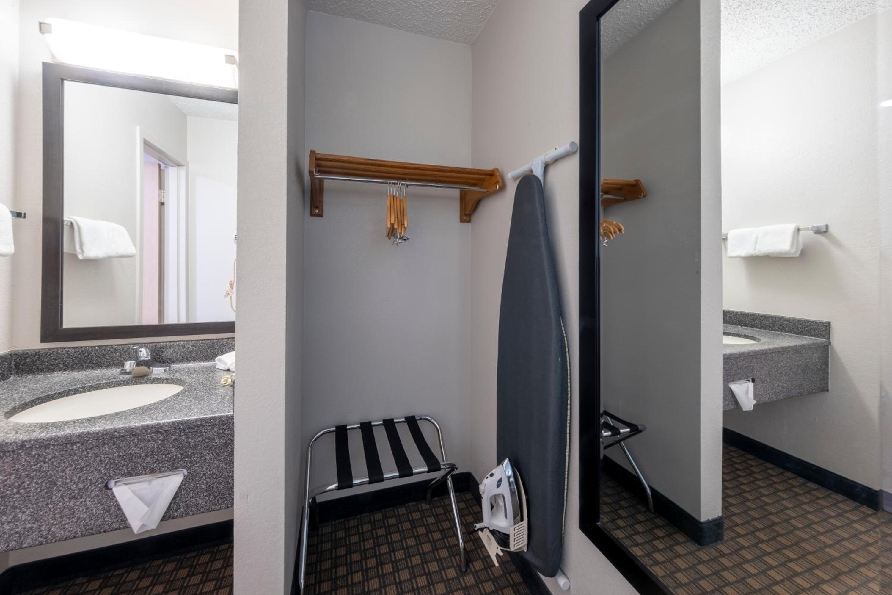 Standard Room with Two Double Beds with Microwave & Refrigerator Non-Smoking - Photo 7