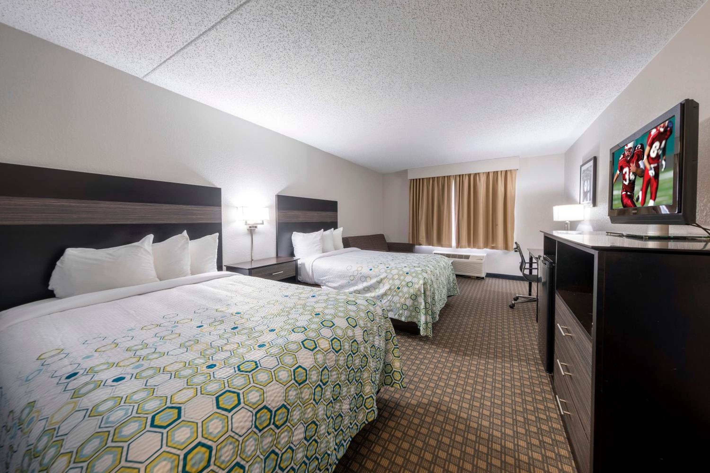 Standard Room with Two Double Beds with Sofa Bed, Microwave & Refrigerator Non-Smoking - Photo 6