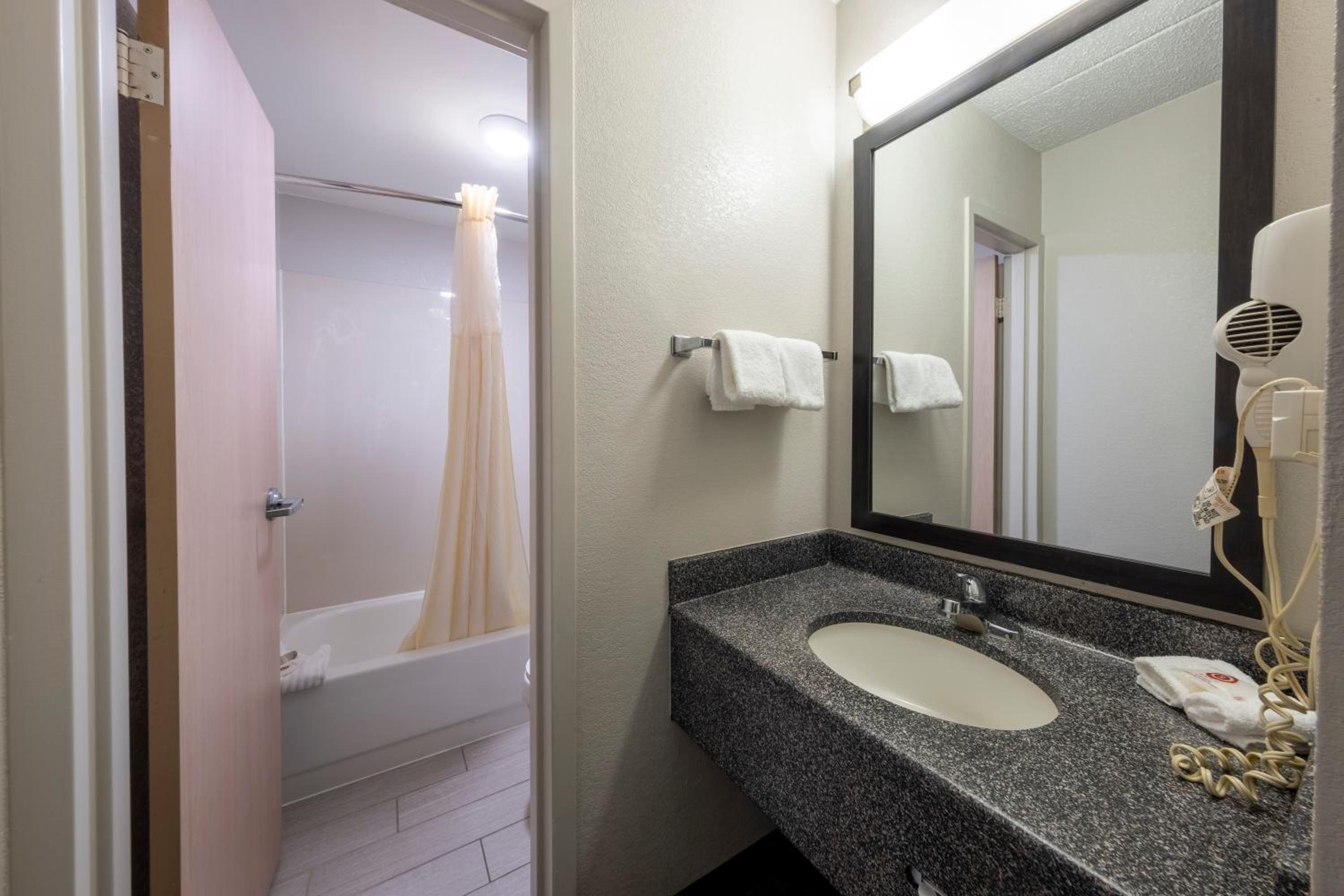 Standard Room with Two Double Beds with Microwave & Refrigerator Non-Smoking - Photo 4