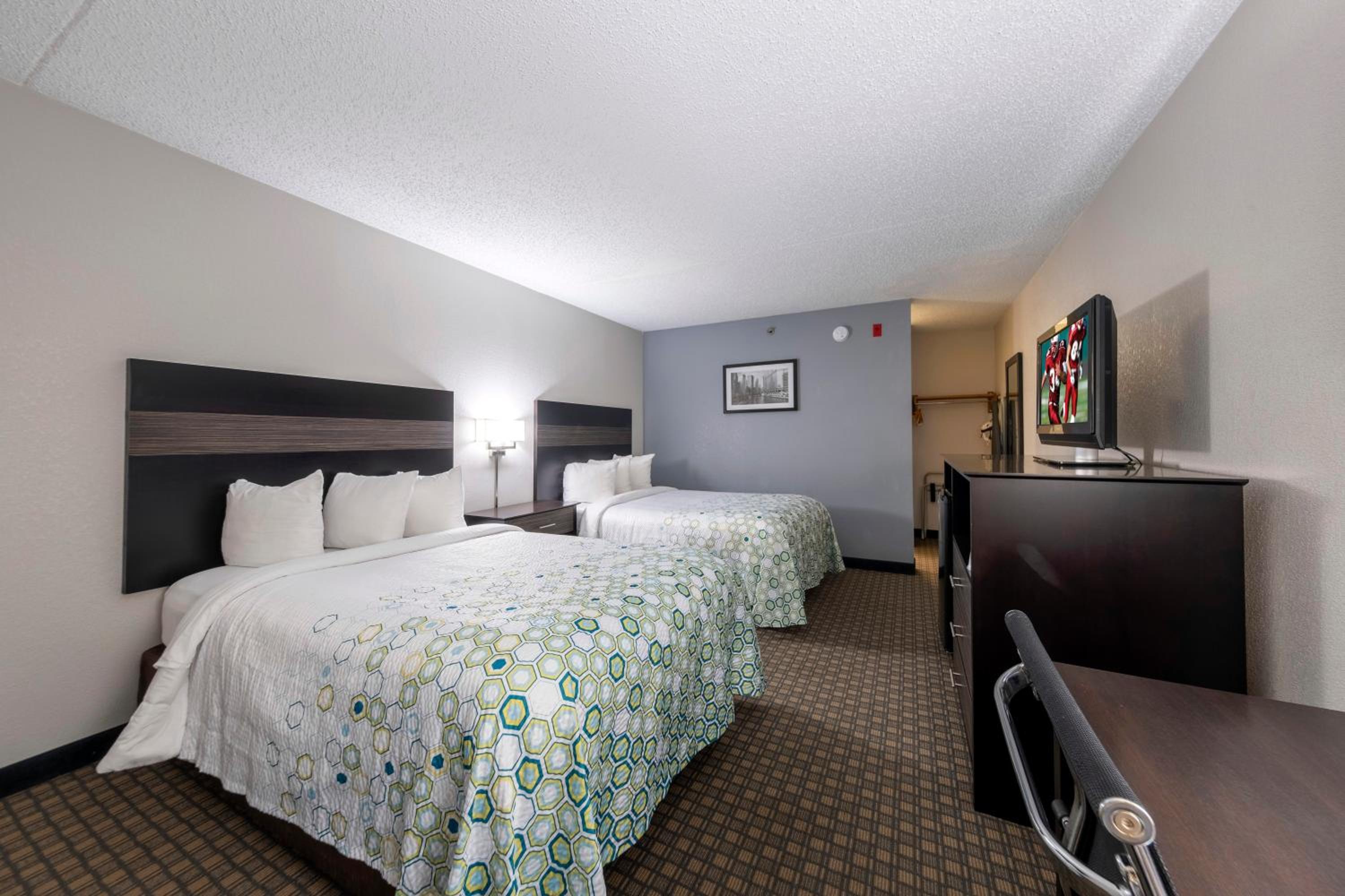 Standard Room with Two Double Beds with Sofa Bed, Microwave & Refrigerator Non-Smoking - Photo 1