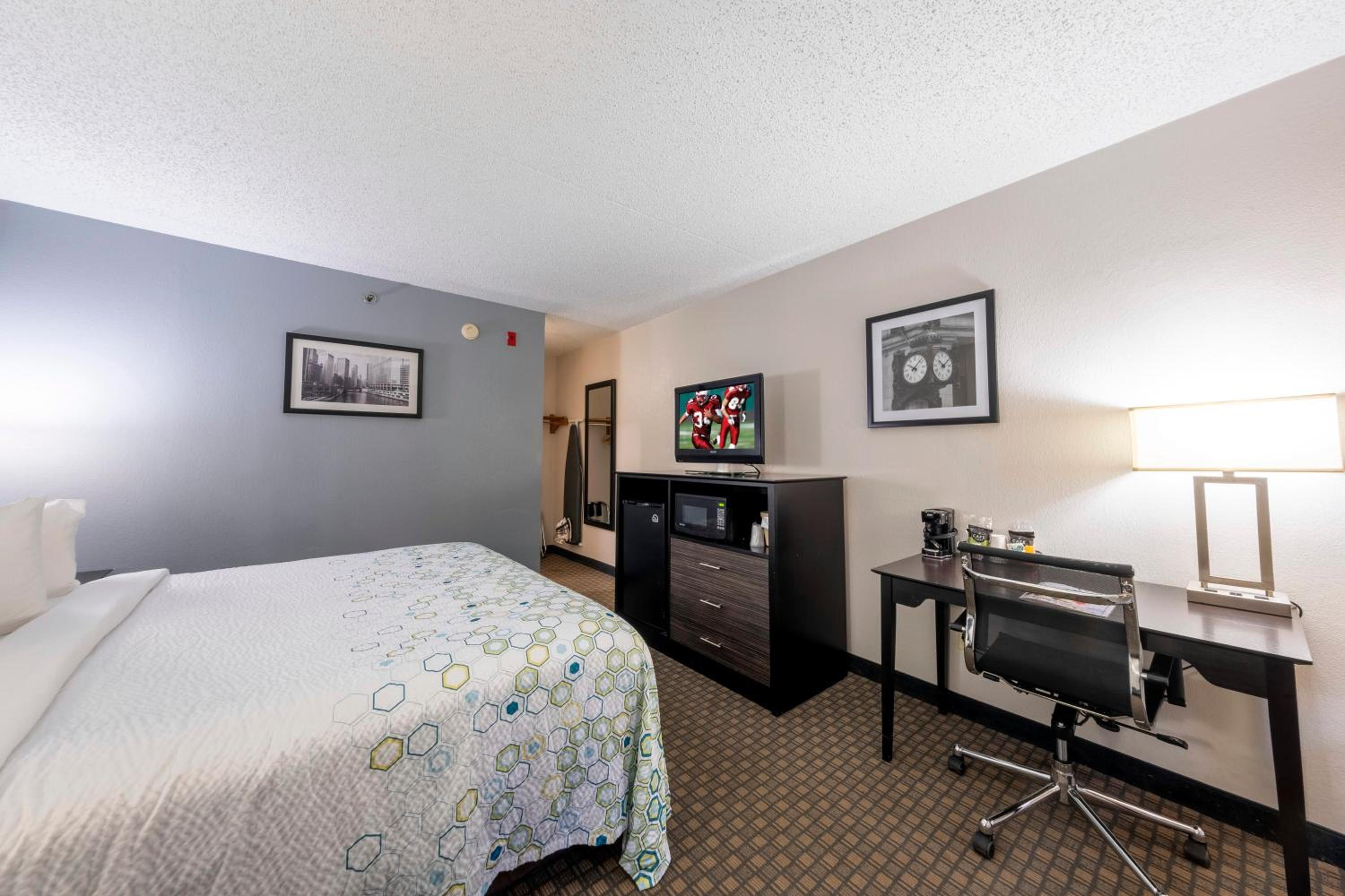 Standard King Room with Microwave & Refrigerator Non-Smoking - Photo 2