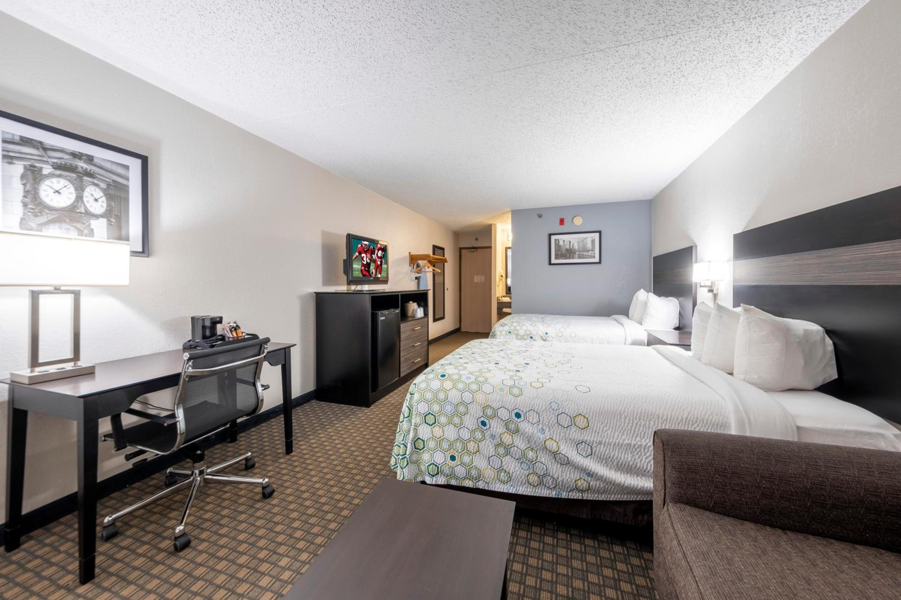 Standard Room with Two Double Beds with Sofa Bed, Microwave & Refrigerator Non-Smoking - Photo 7