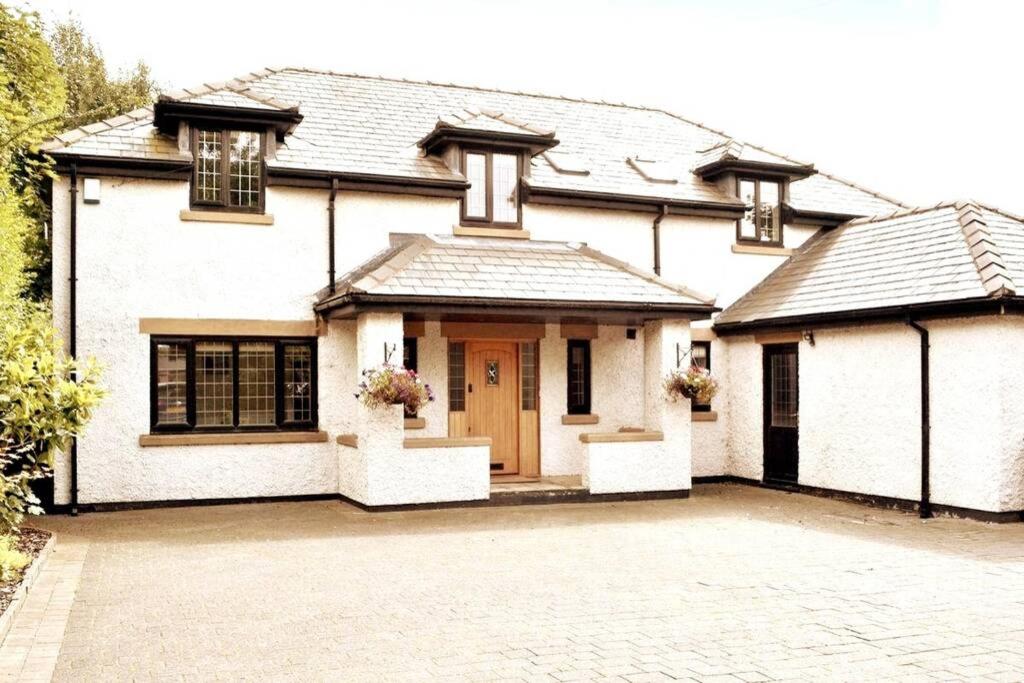 Six-Bedroom House photo 2
