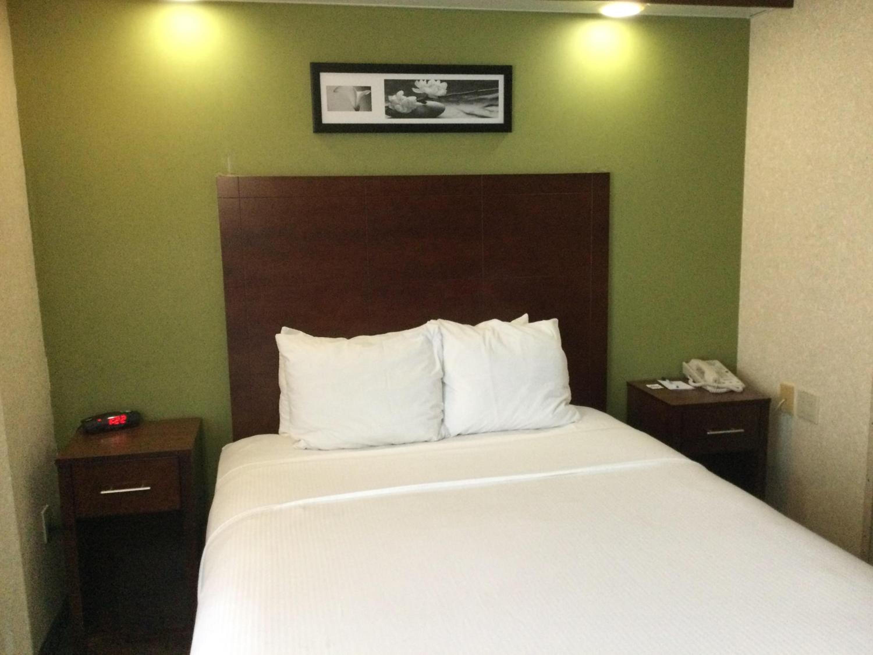 Queen Room - Non-Smoking - Photo 1