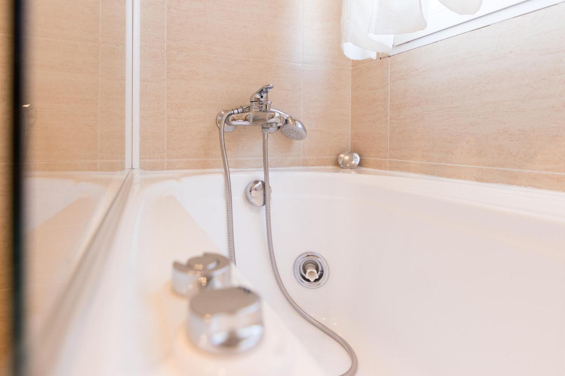 Superior Double or Twin Room with Hydromassage Bath photo 3