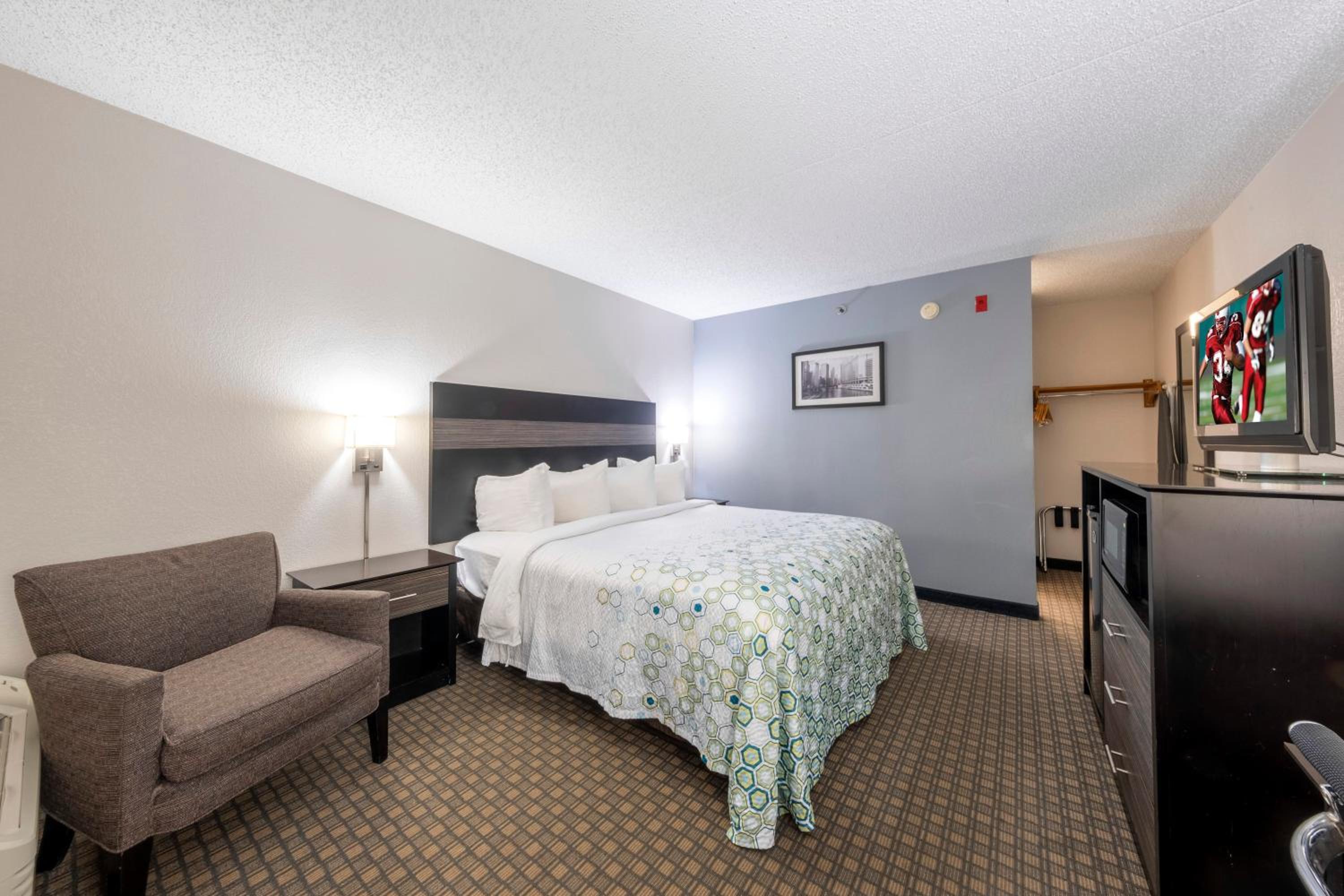 Standard King Room with Microwave & Refrigerator Non-Smoking - Photo 4