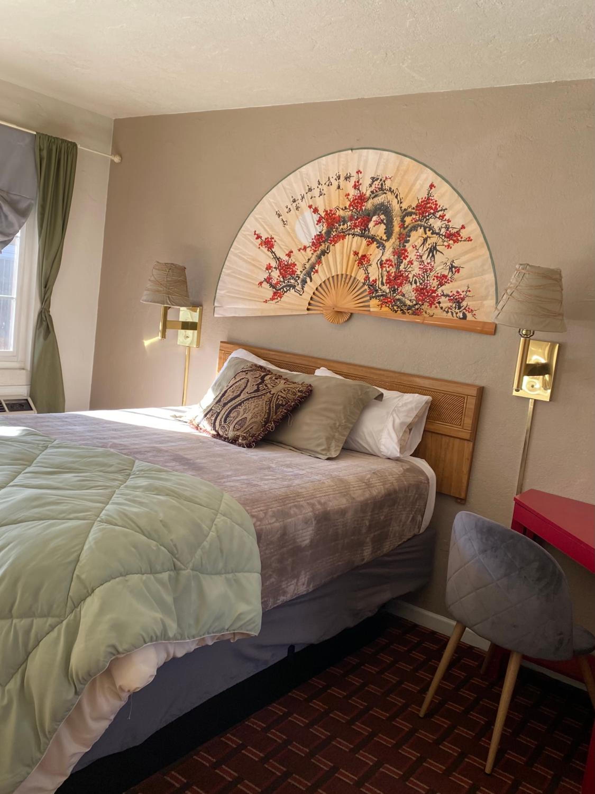 Deluxe Queen Room - Photo 2