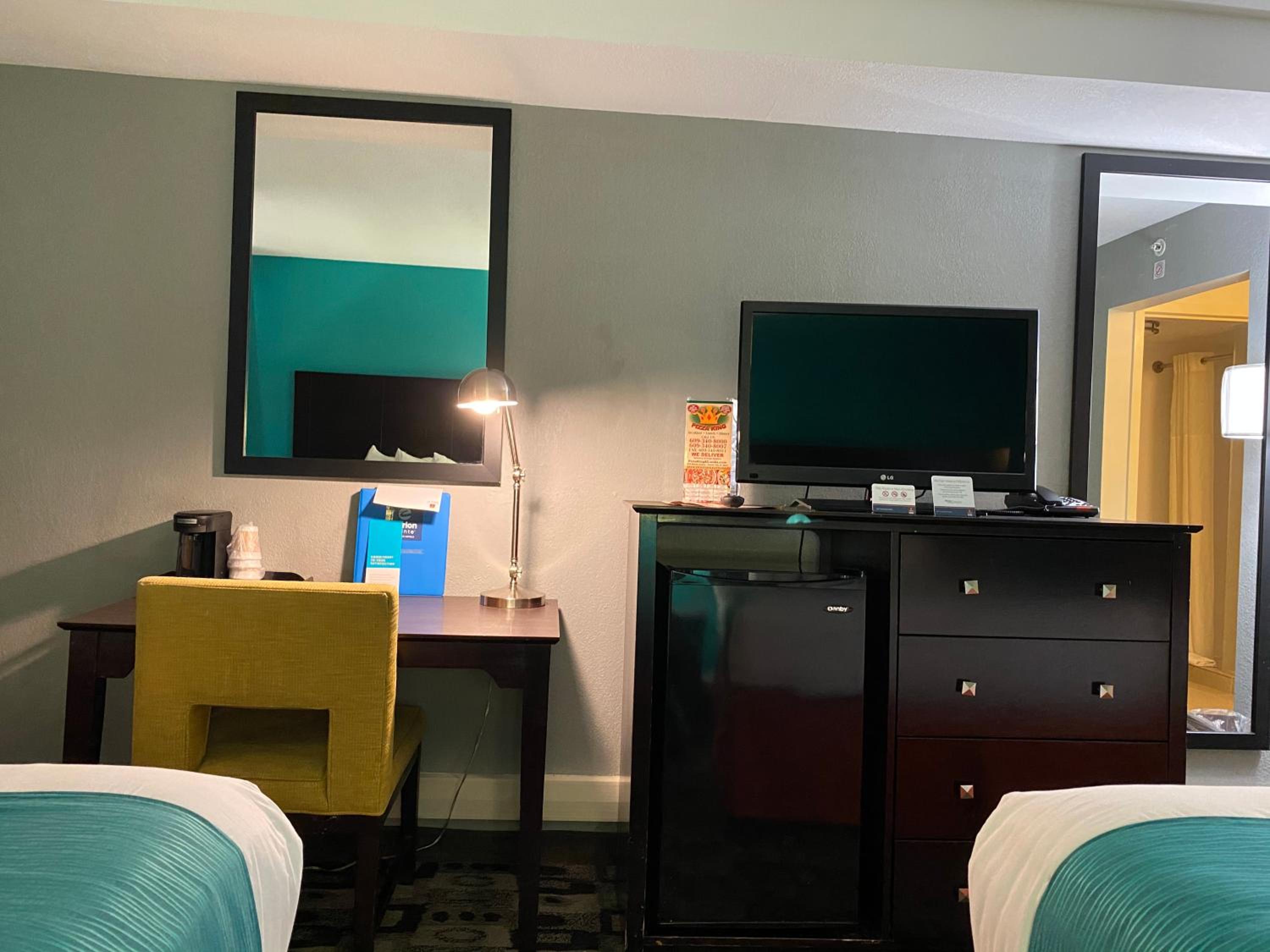 Queen Room with Two Queen Beds - Non-Smoking photo 1