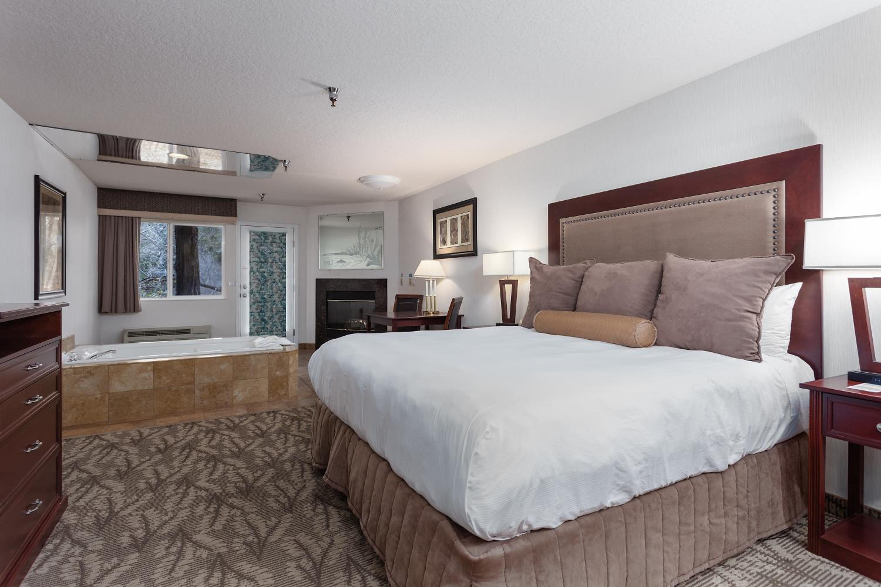 Deluxe Suite King W/ Jetted Tub