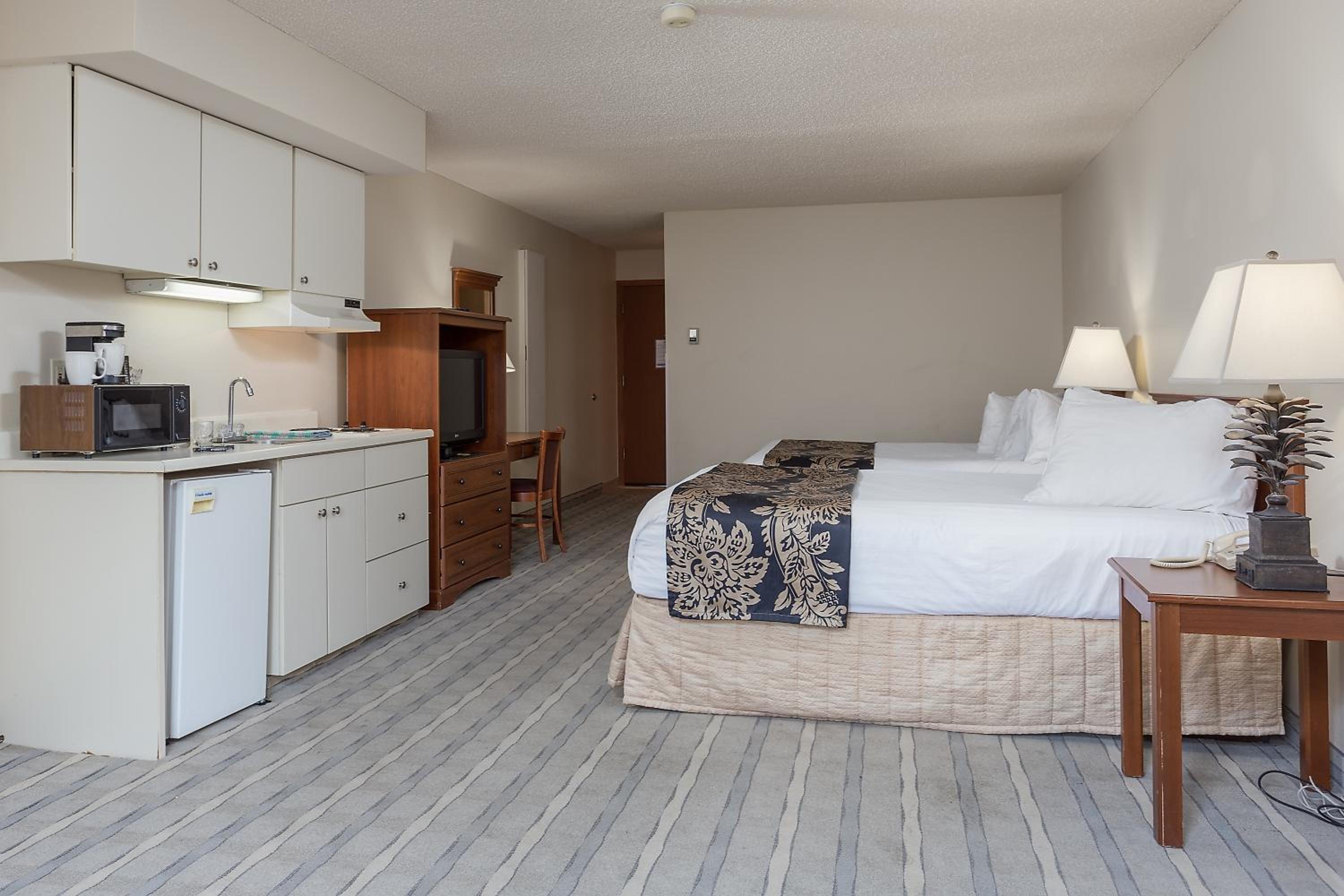 Executive Suite 2 Queen W/ Kitchenette Rv 