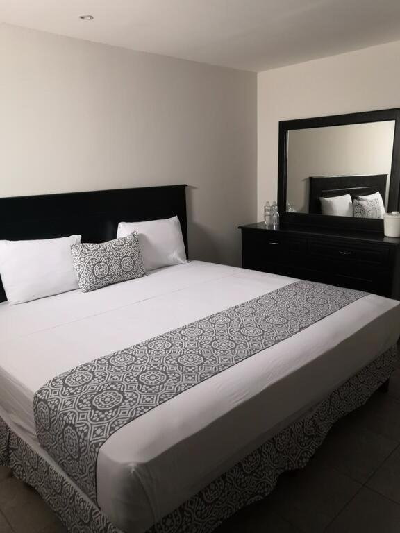 Standard King Room - Photo 3