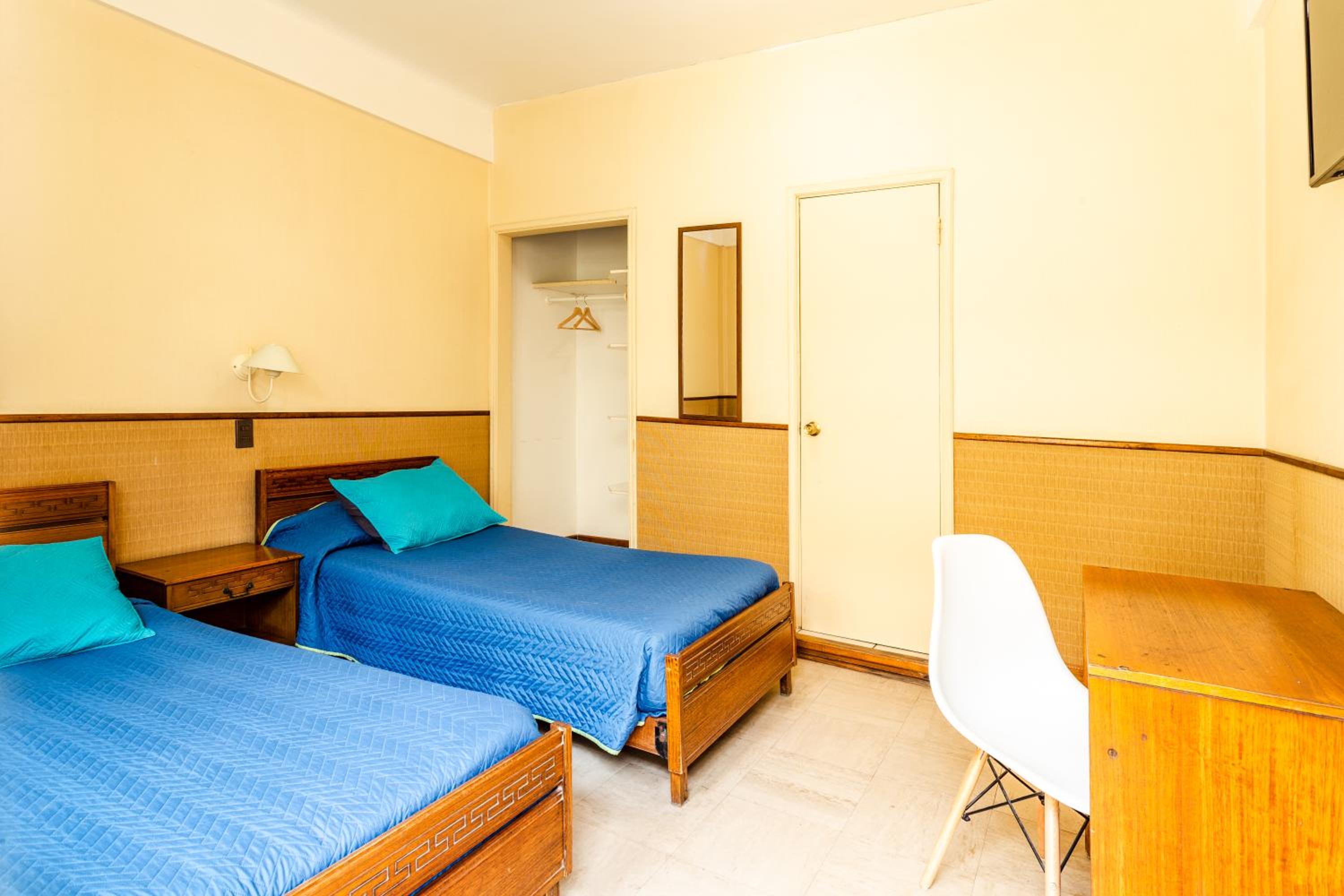 Twin Room with Private Bathroom photo 2