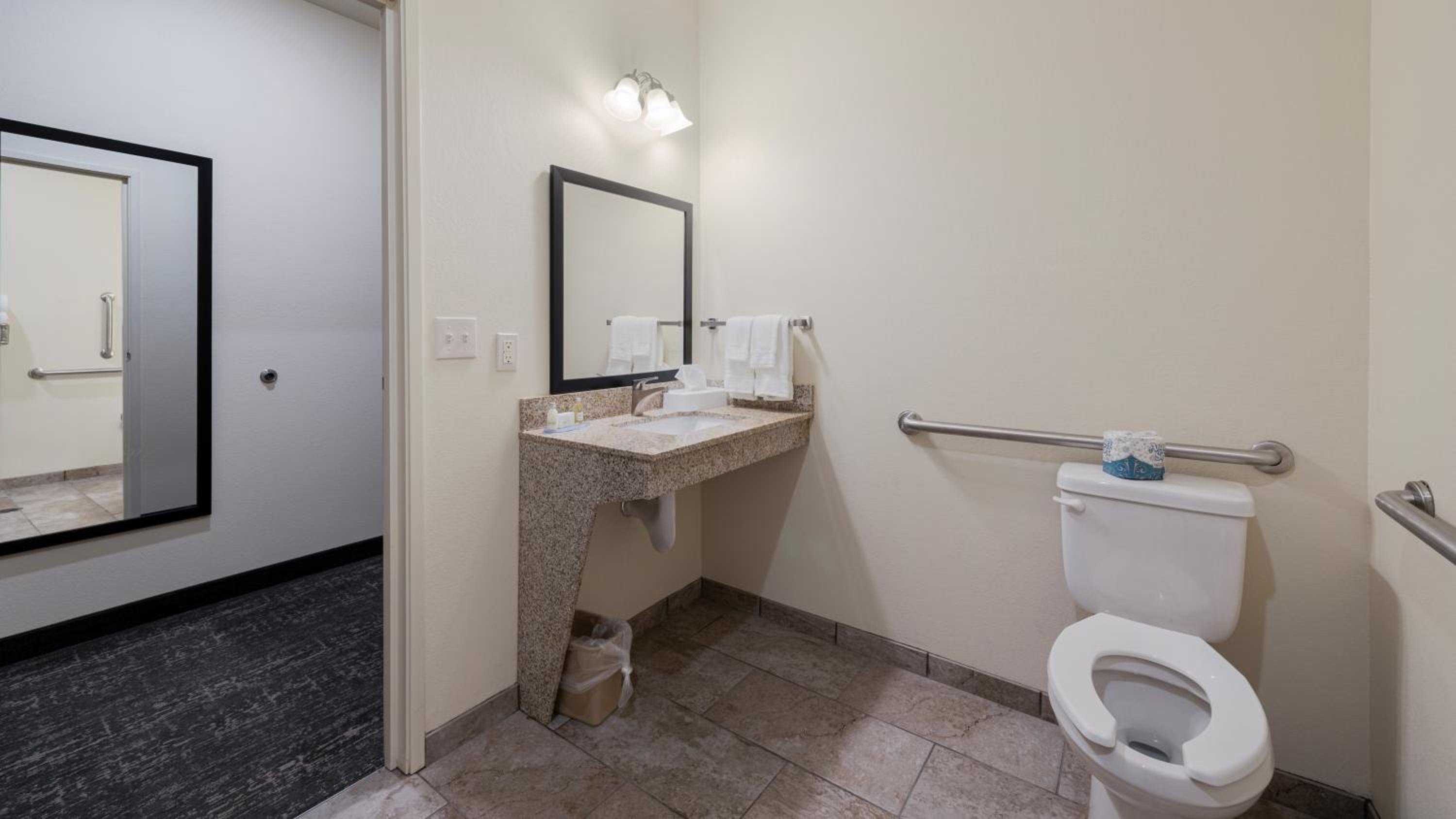 King Room - Disability Access - Photo 7