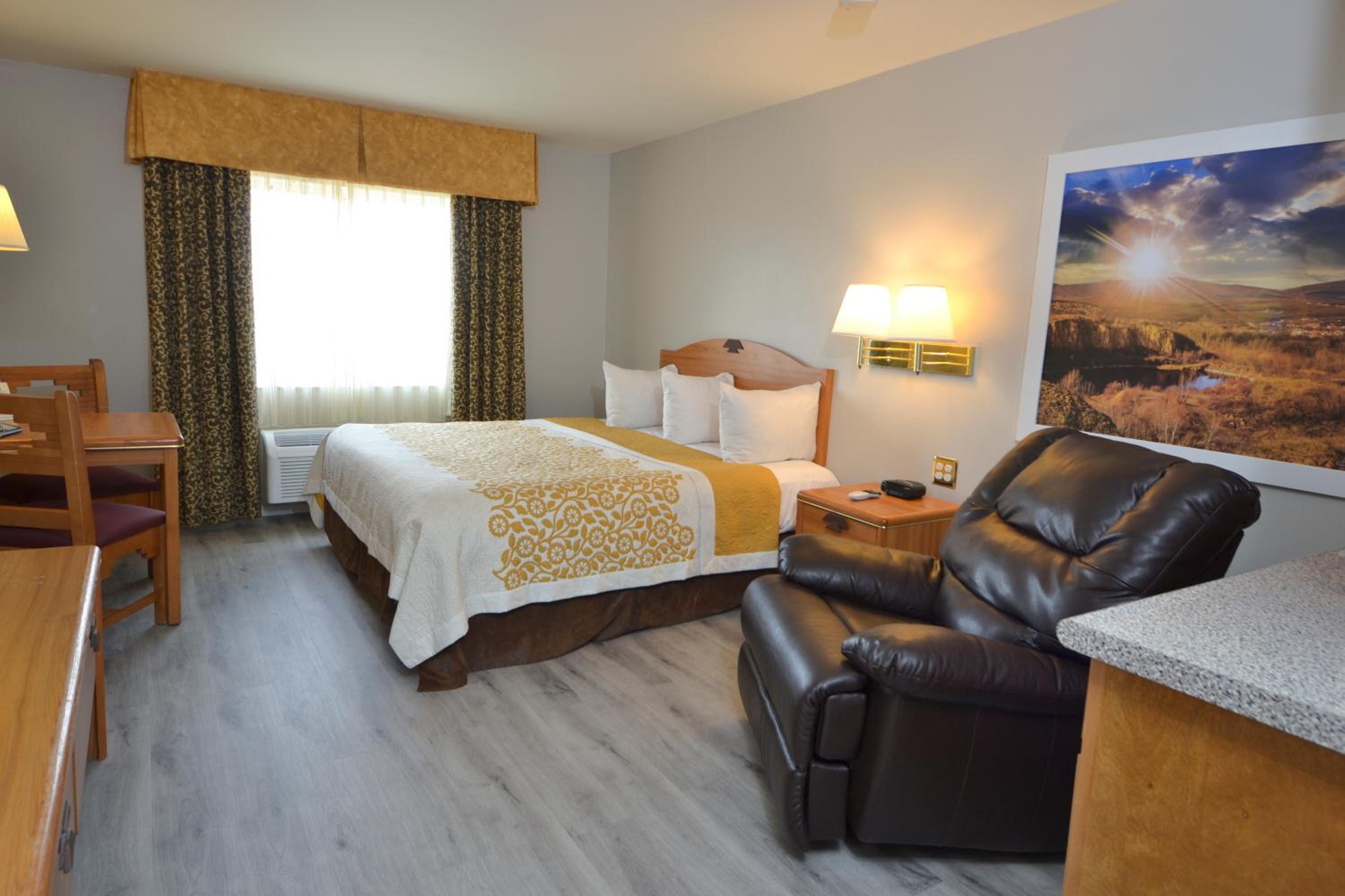 King Room - Non-Smoking - Photo 4