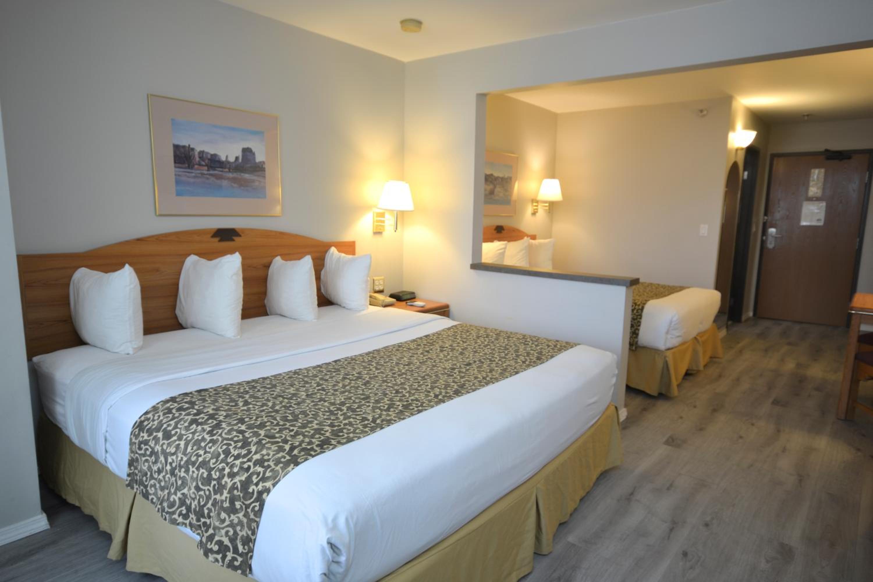 Deluxe King Room - Non-Smoking - Photo 3