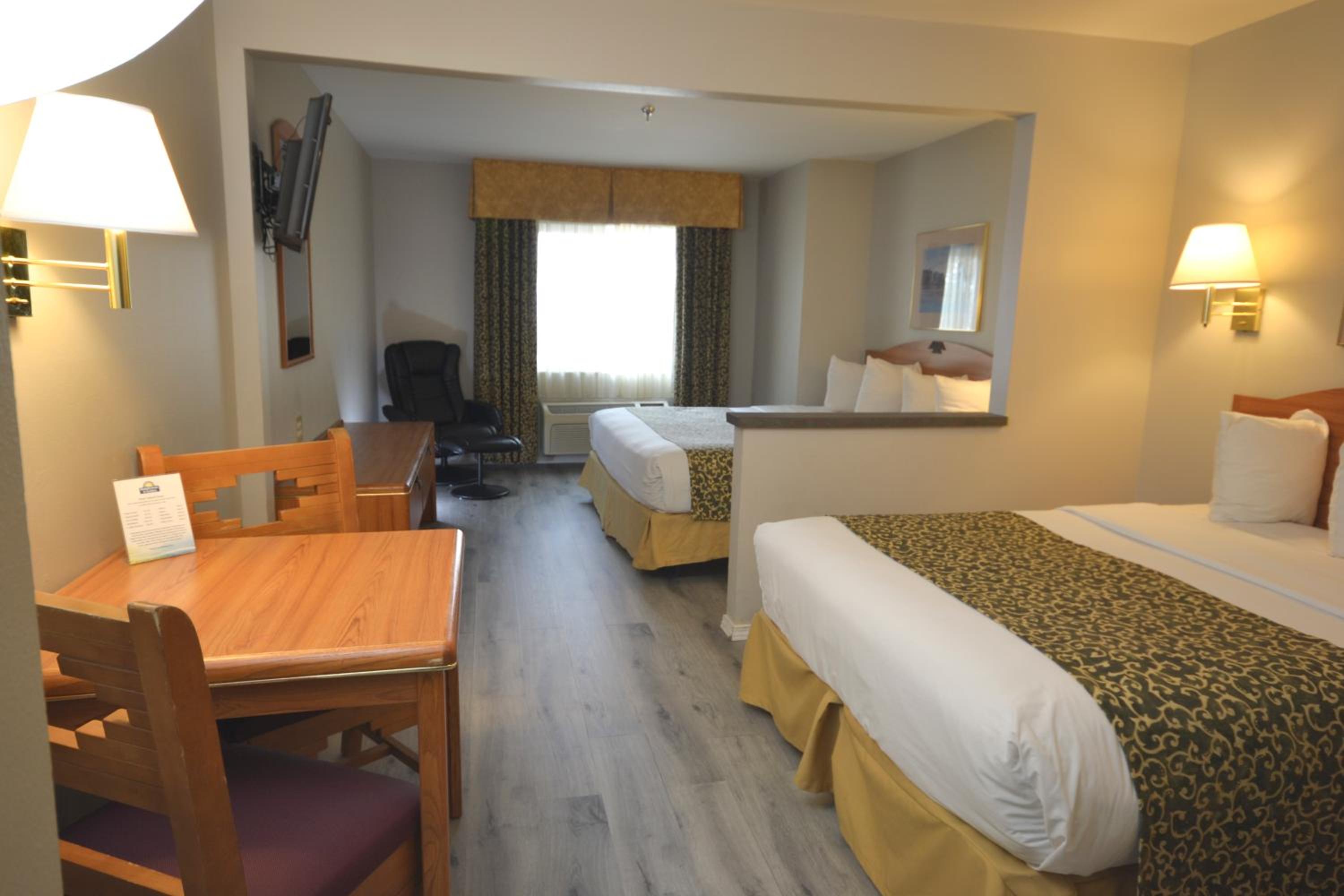 Deluxe King Room - Non-Smoking - Photo 1