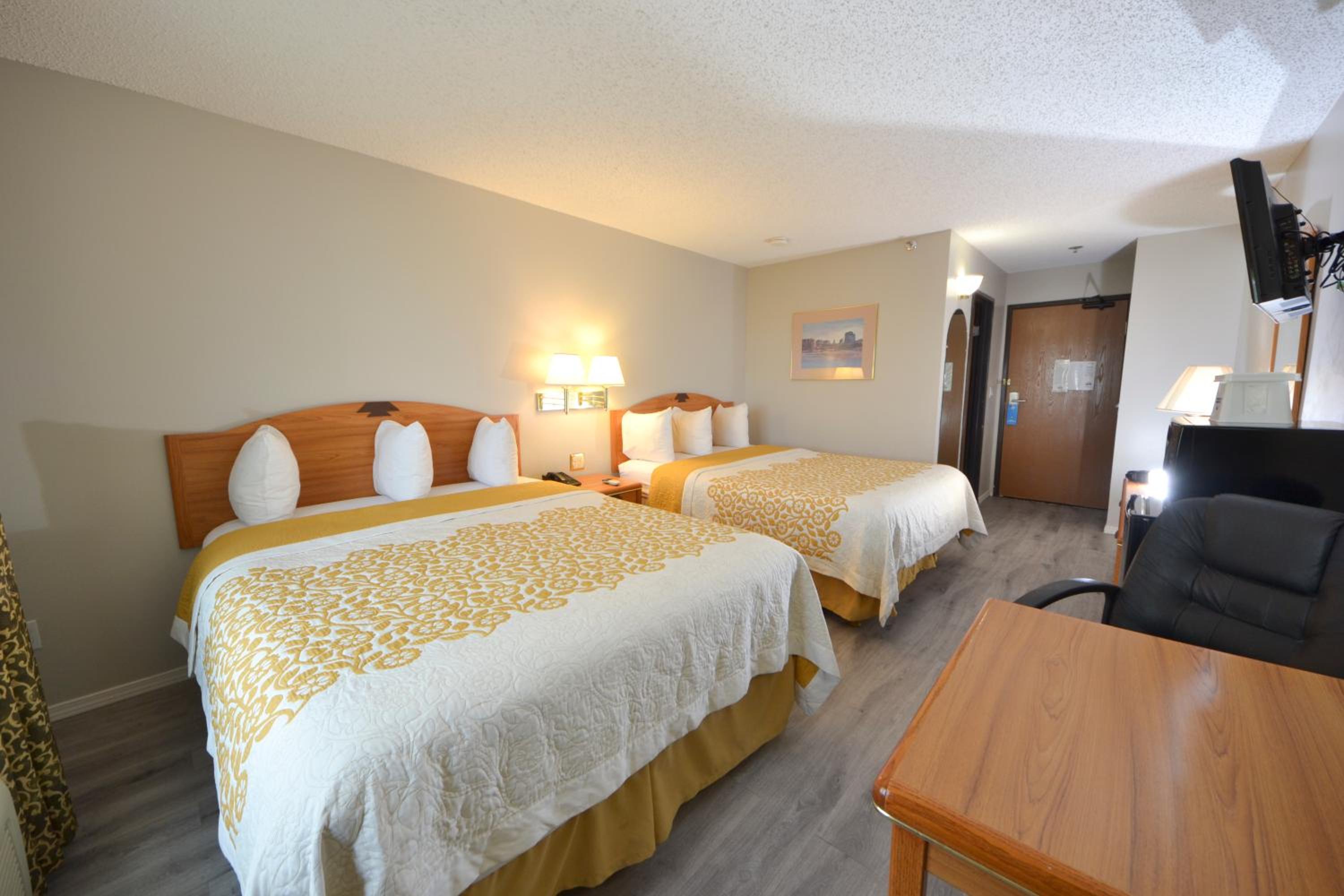 Queen Room with Two Queen Beds - Non-Smoking - Photo 2