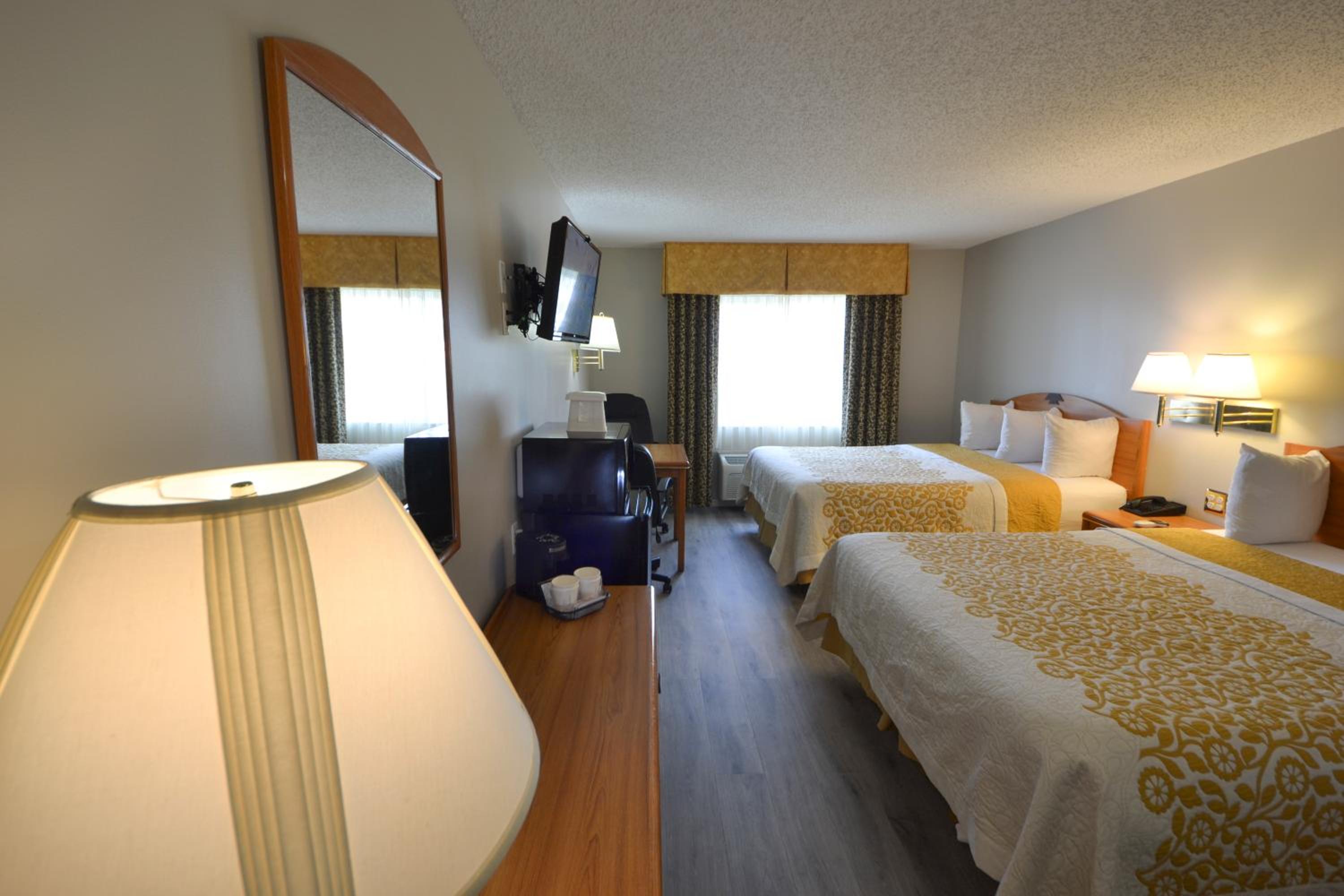 Queen Room with Two Queen Beds - Non-Smoking - Photo 1