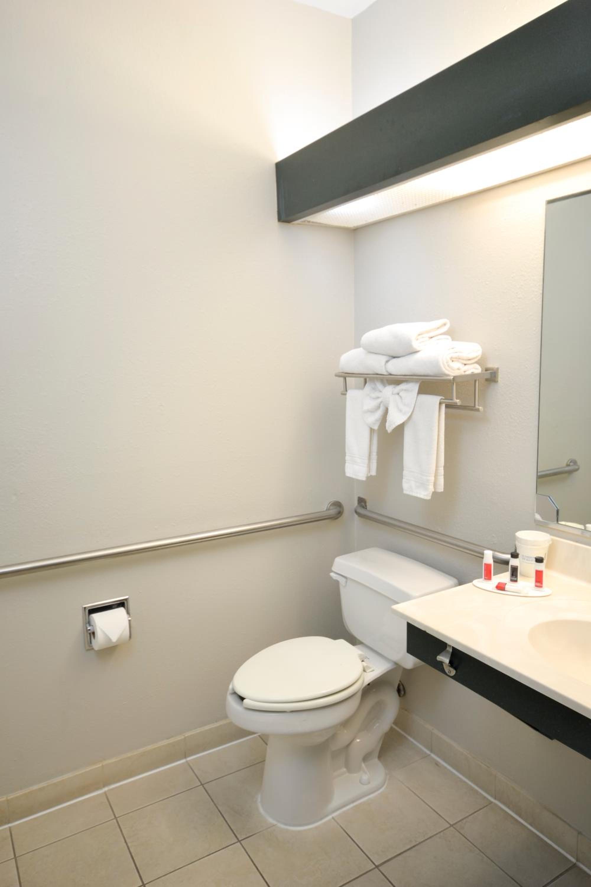 Queen Room - Disability Access - Non-Smoking - Photo 5