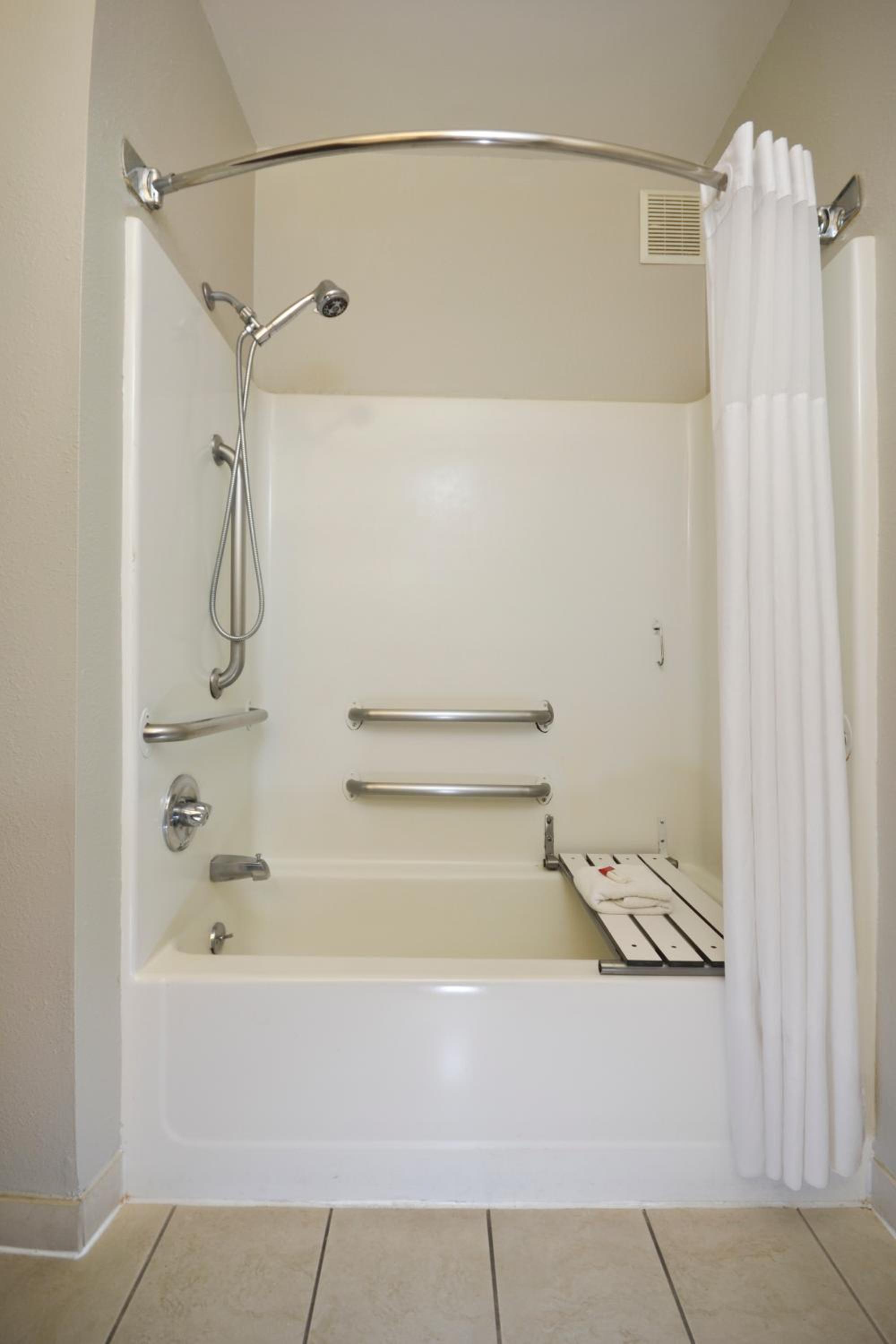 Deluxe Queen Room with Two Queen Beds -Disability Access - Non-Smoking - Photo 4
