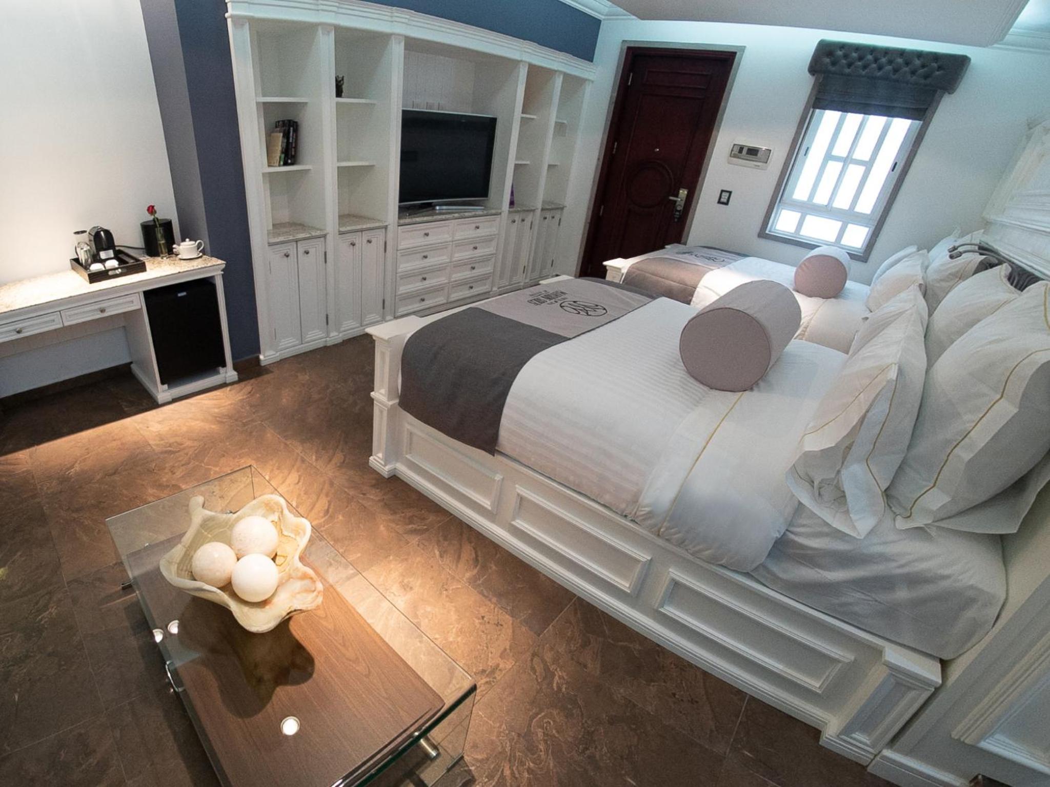 Deluxe Queen Suite - Photo 3