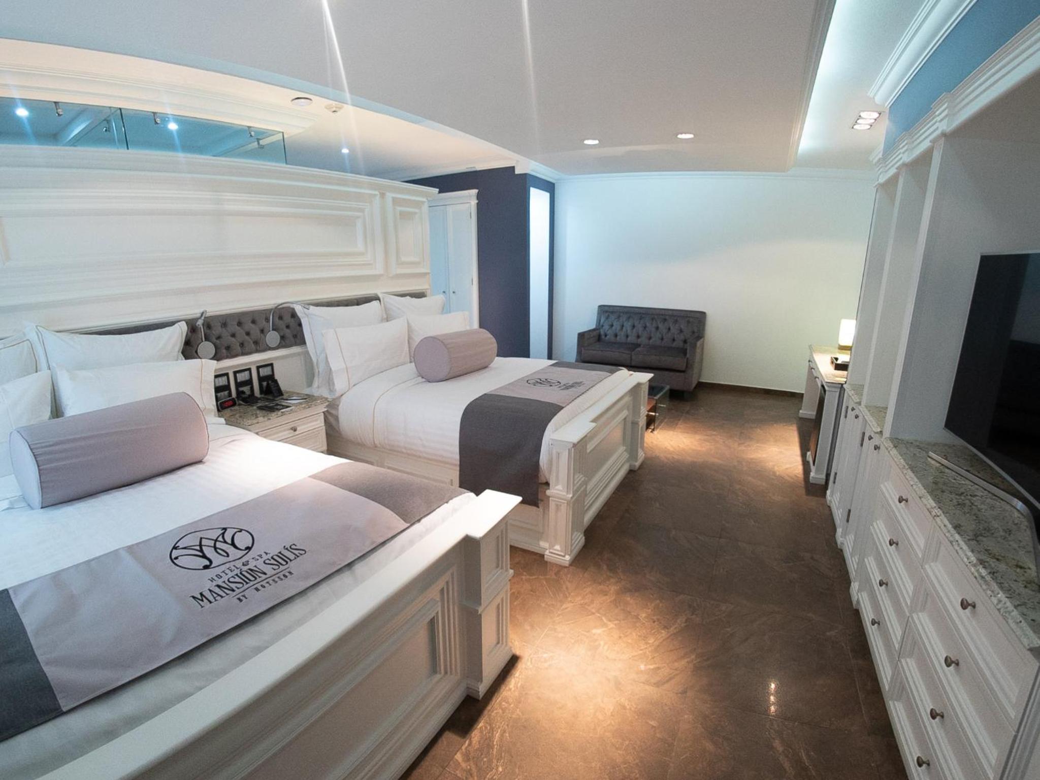 Deluxe Queen Suite - Photo 2