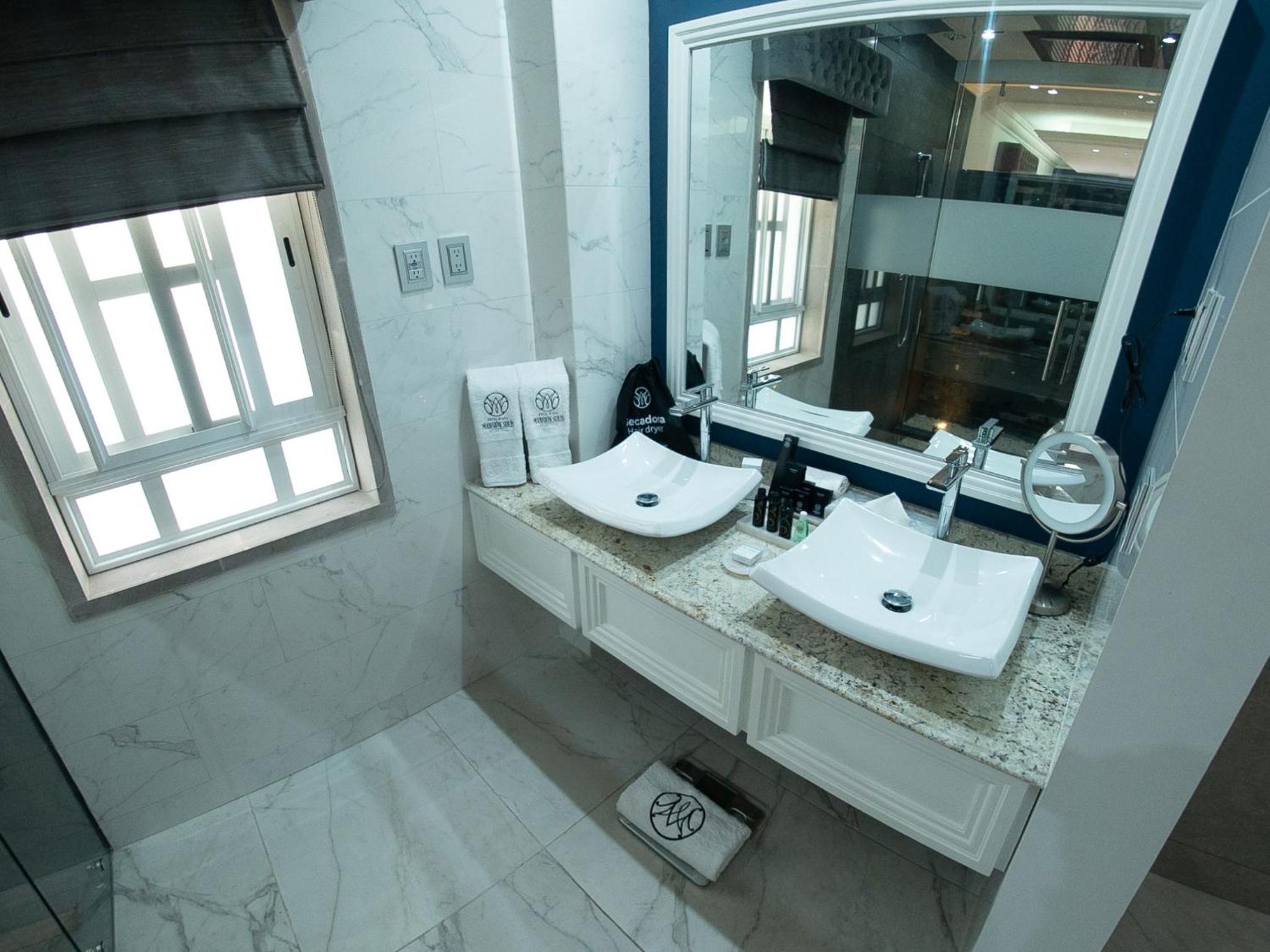 Deluxe Queen Suite - Photo 4