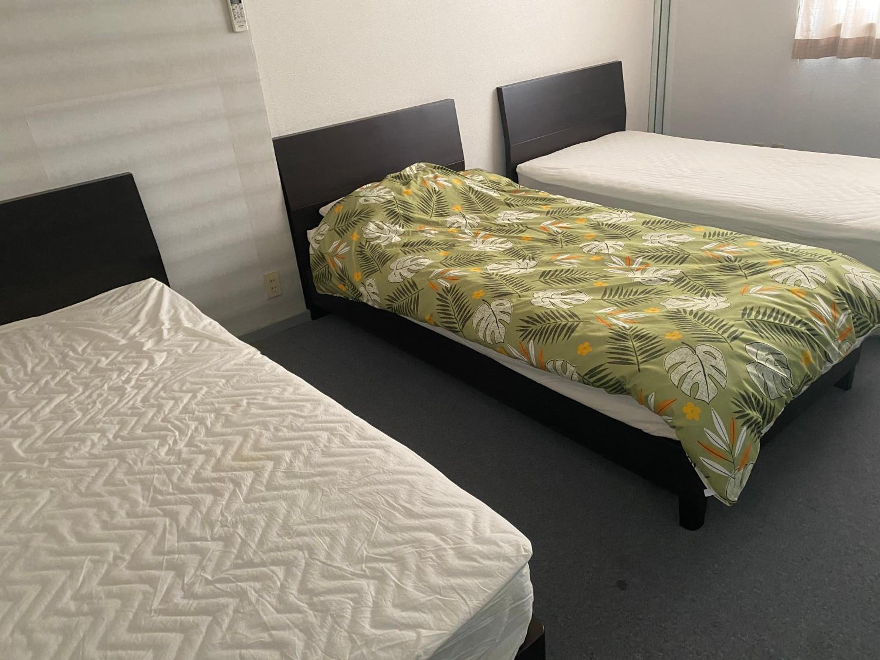 Economy Triple Room photo 2