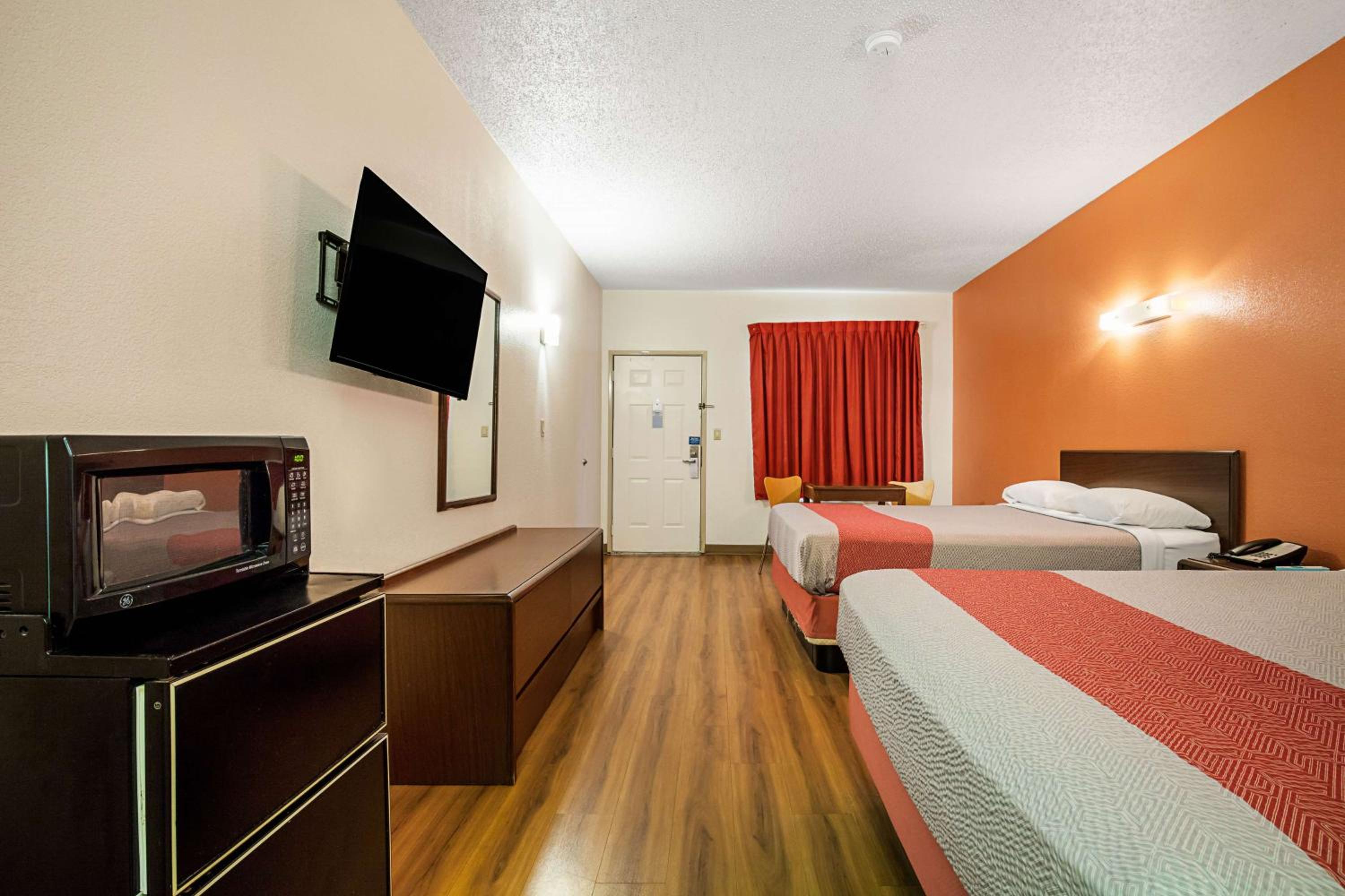 Deluxe Queen Room with Two Queen Beds - Non-Smoking - Photo 2