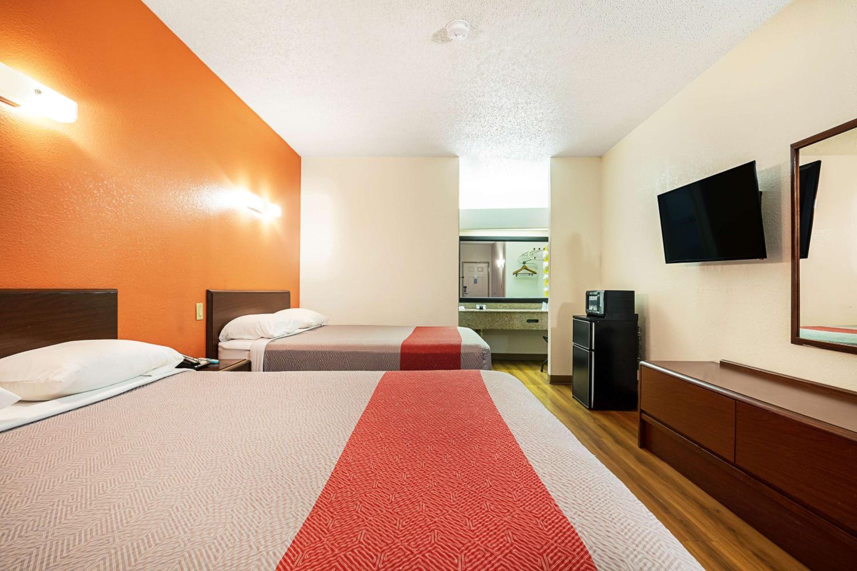 Deluxe Queen Room with Two Queen Beds - Non-Smoking - Photo 4