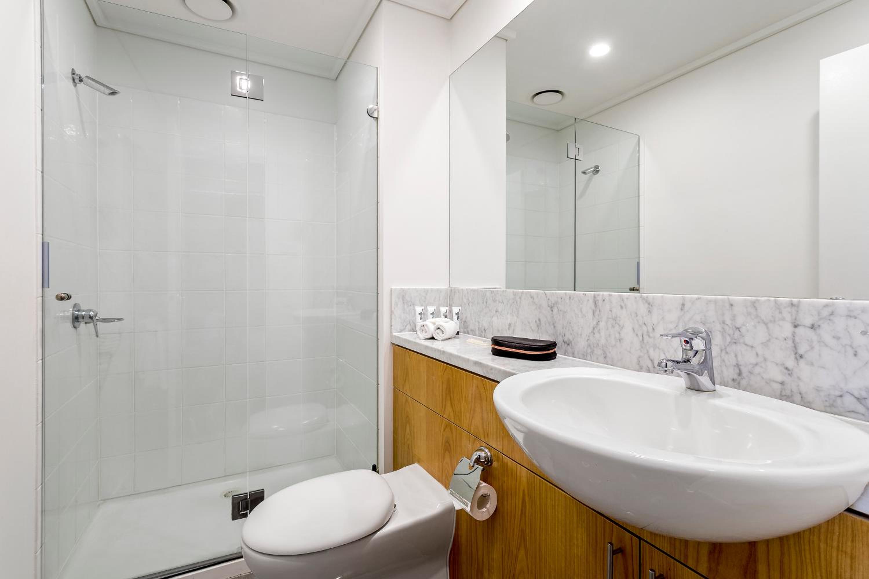 Two-Bedroom Executive Apartment with Two Bathrooms - Photo 2